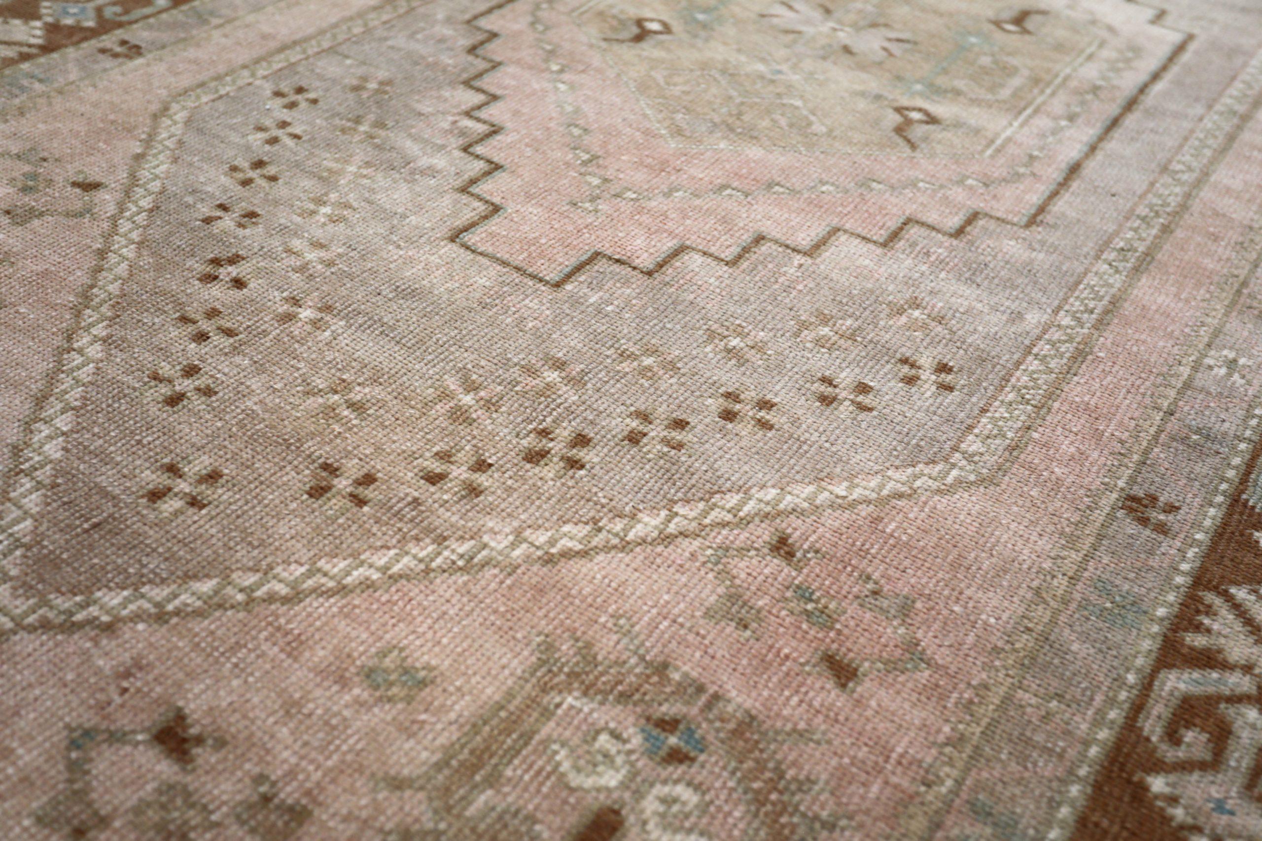 Türkischer Anatoly Kleiner Teppich - Wolle Elfenbein Rosa Design - 93237 im Zustand „Hervorragend“ im Angebot in Dallas, TX
