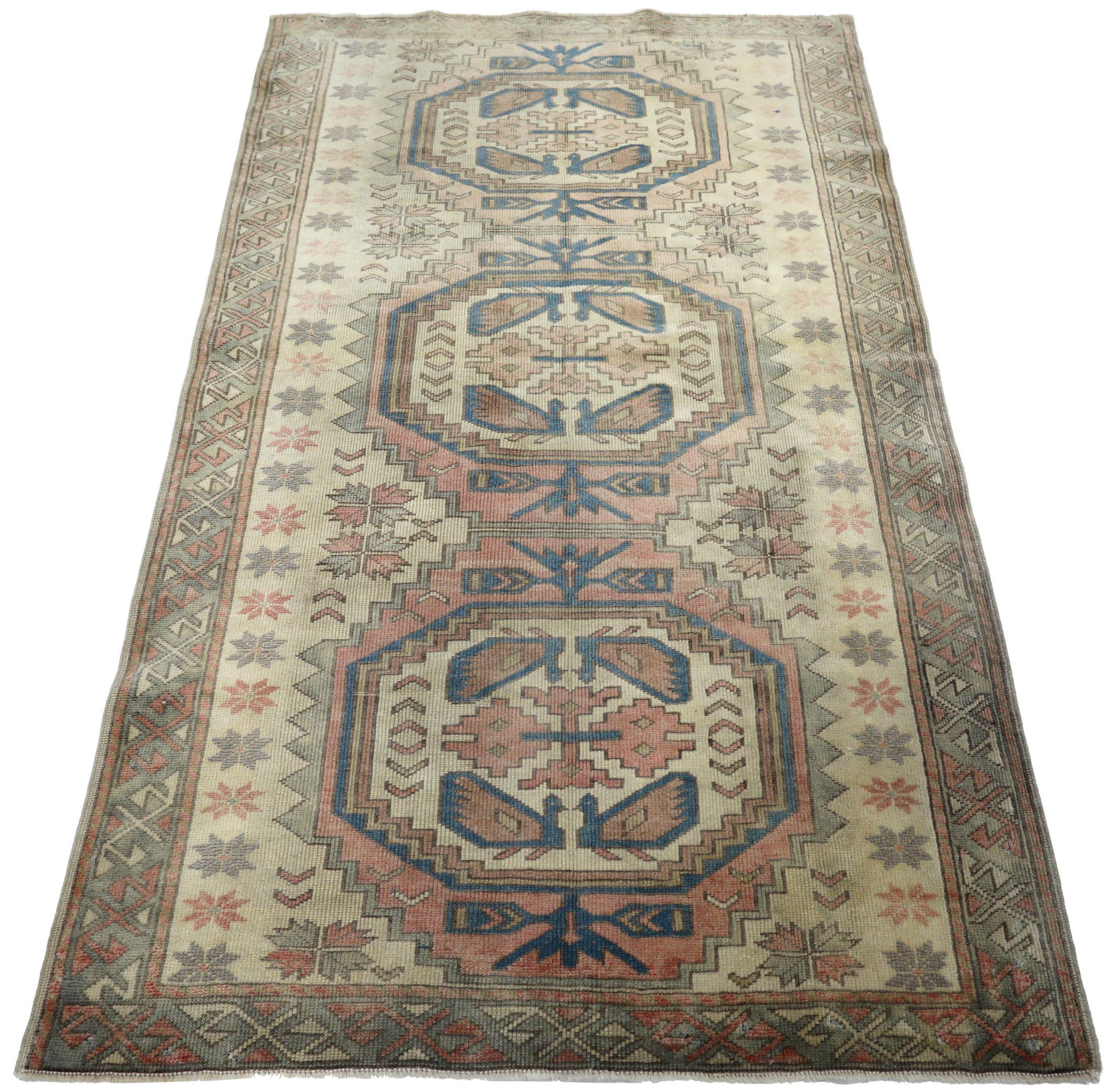 Entdecken Sie die Eleganz von Turkey Anatoly mit dem kleinen Teppich CIRCA 1940. Dieses exklusive Design aus Wolle und Elfenbeinrosa ist perfekt, um Ihren Raum zu verschönern.