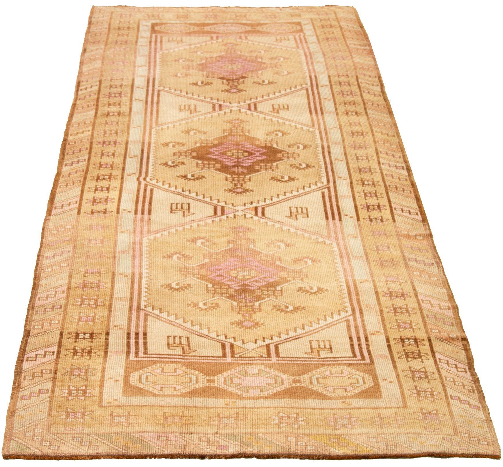 Entdecken Sie die Eleganz von Turkey Anatoly mit dem kleinen Teppich CIRCA 1940. Dieses exklusive Design aus Wolle und IvoryPinkYellow ist die perfekte Ergänzung für Ihren Raum.