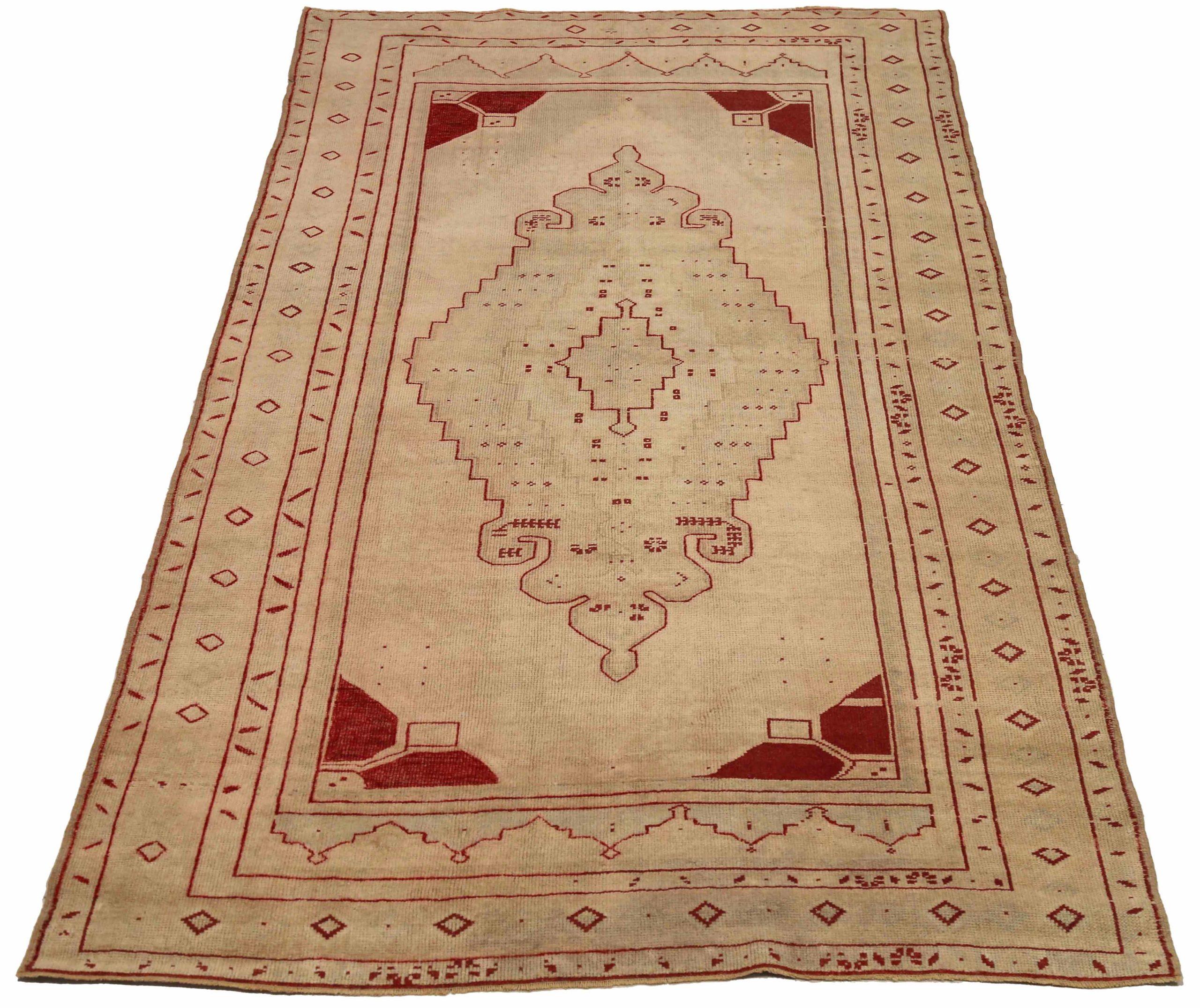 Entdecken Sie die Eleganz von Turkey Anatoly mit dem kleinen Teppich CIRCA 1940. Dieses exklusive Design aus Wolle und Elfenbeinrot ist perfekt, um Ihren Raum zu verschönern.