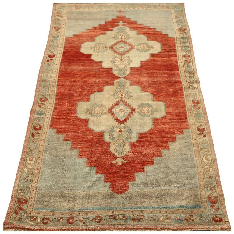 Entdecken Sie die Eleganz von Turkey Anatoly mit dem kleinen Teppich CIRCA 1940. Dieses exklusive Design aus Wolle und Elfenbeinrot ist perfekt, um Ihren Raum zu verschönern.