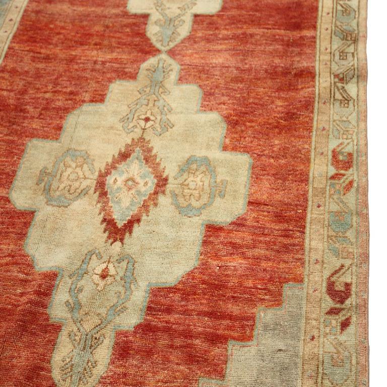 Türkischer Anatoly Kleiner Teppich - Wolle Elfenbein Rot Design - 93006 (20. Jahrhundert) im Angebot