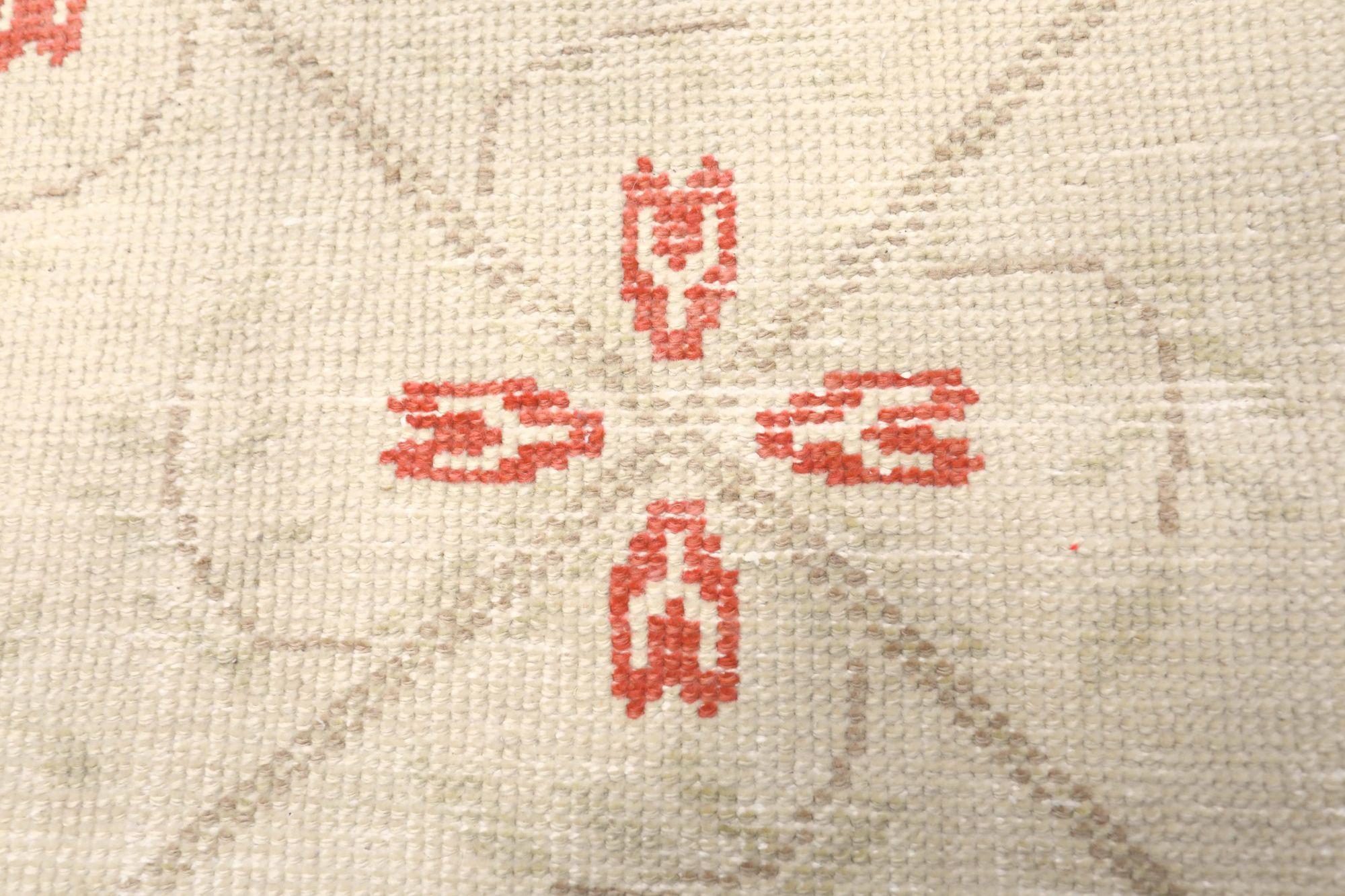 Entdecken Sie die Eleganz von Turkey Anatoly mit dem kleinen Teppich CIRCA 1940. Dieses exklusive Design aus Wolle und Elfenbeinrot ist perfekt, um Ihren Raum zu verschönern.