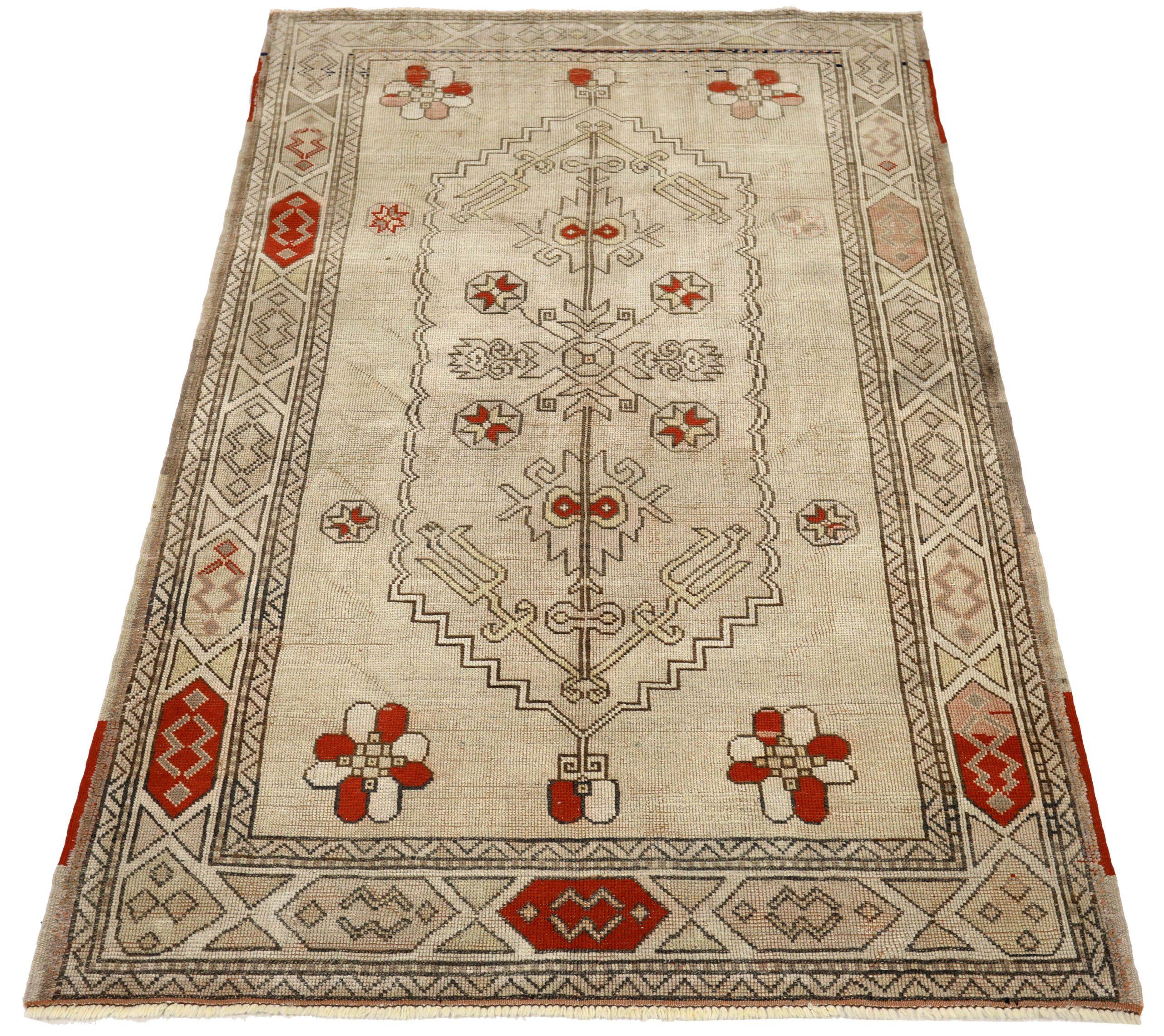 Entdecken Sie die Eleganz von Turkey Anatoly mit dem kleinen Teppich CIRCA 1940. Dieses exklusive Design aus Wolle und Elfenbeinrot ist perfekt, um Ihren Raum zu verschönern.