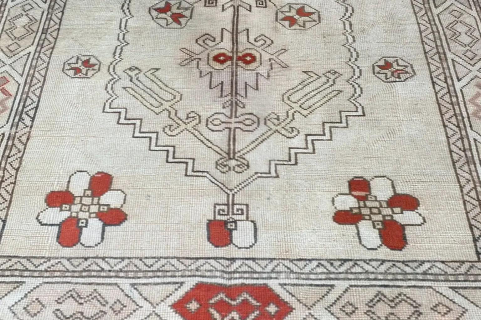 Hand-Woven Turkey Anatoly Small Rug - Wool Ivory Red Design For Sale