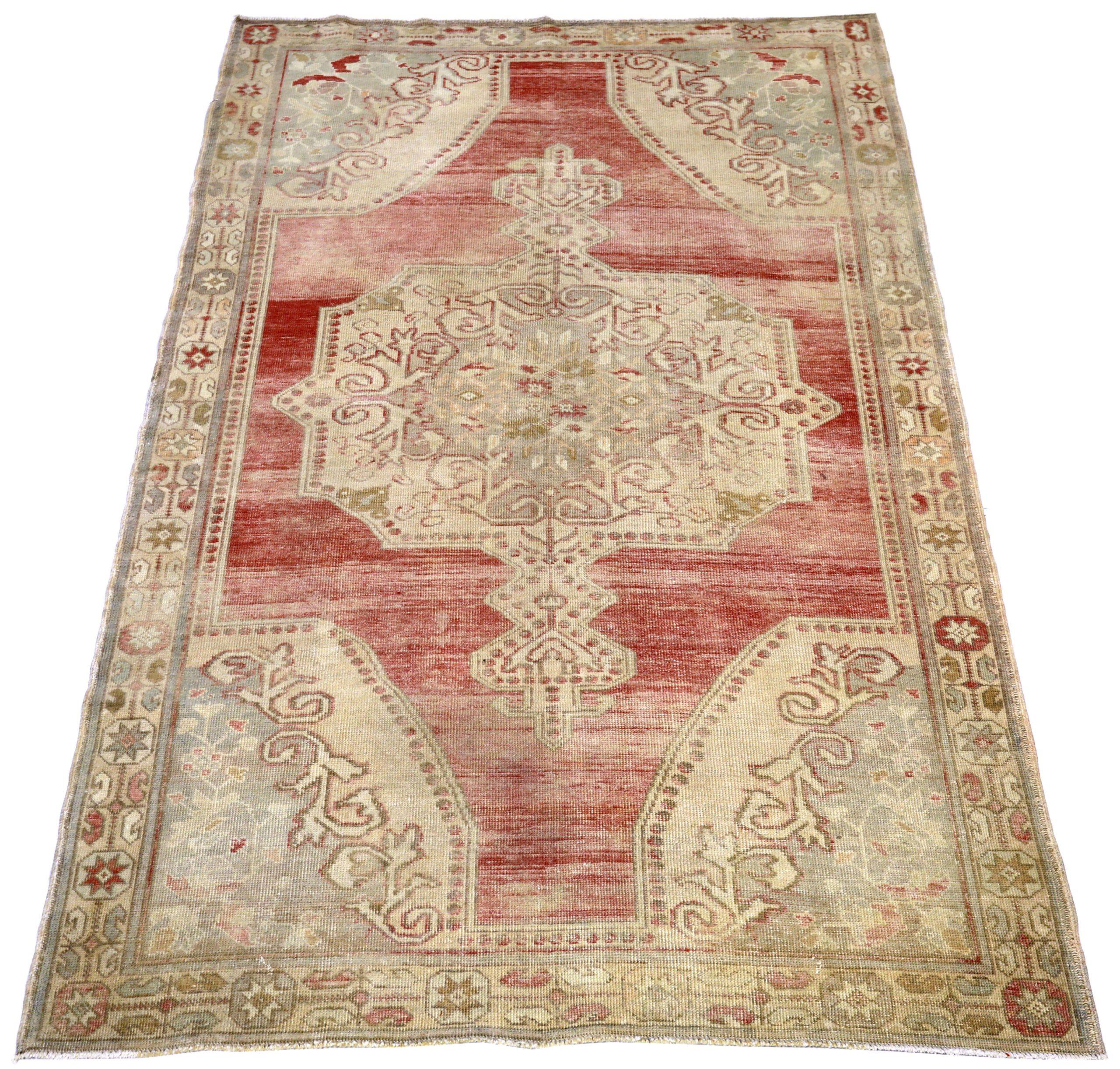 Entdecken Sie die Eleganz von Turkey Anatoly mit dem kleinen Teppich CIRCA 1940. Dieses exklusive Design aus Wolle und Elfenbeinrot ist perfekt, um Ihren Raum zu verschönern.