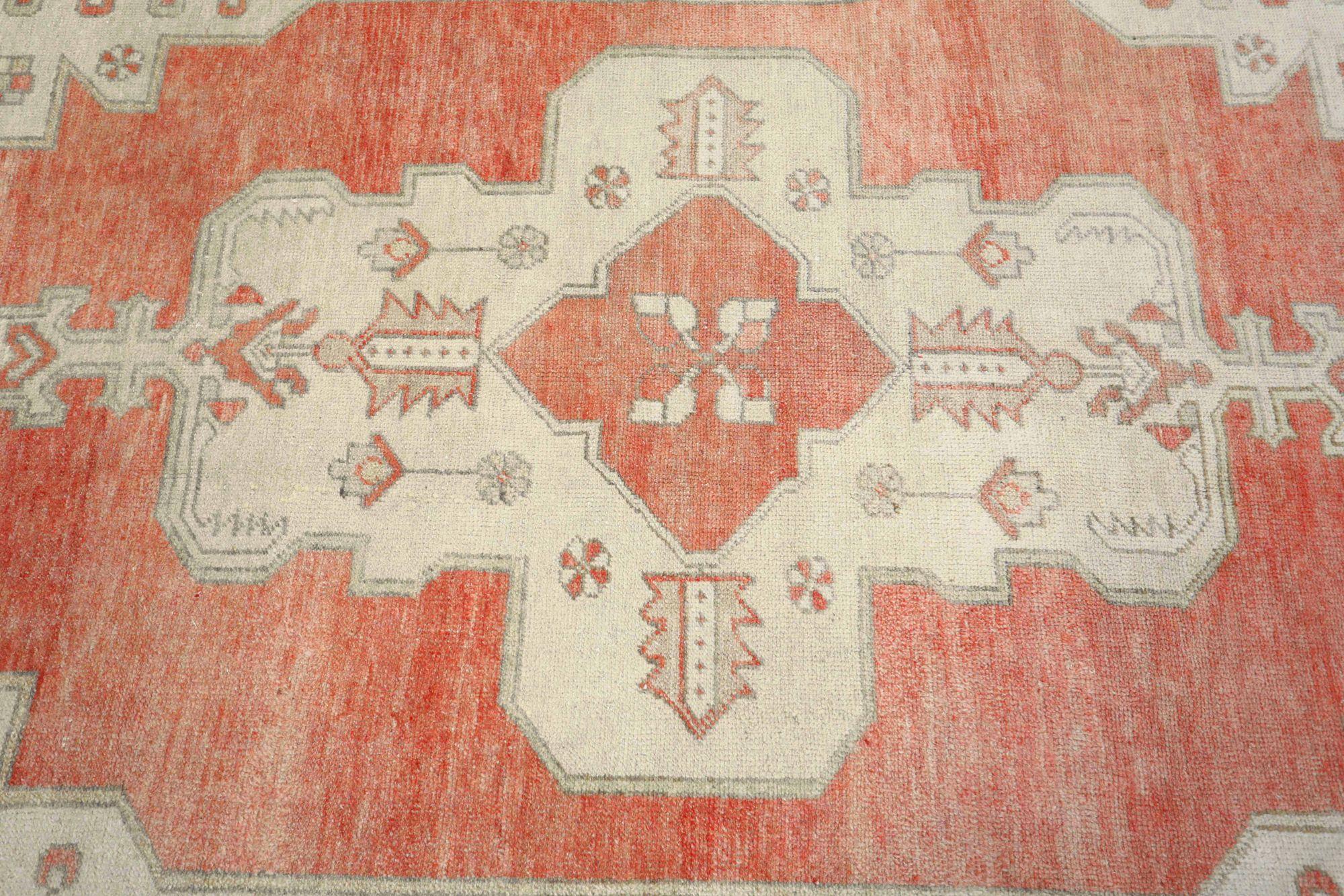 Entdecken Sie die Eleganz von Turkey Anatoly mit dem kleinen Teppich CIRCA 1940. Dieses exklusive Design aus Wolle und Elfenbeinrot ist perfekt, um Ihren Raum zu verschönern.