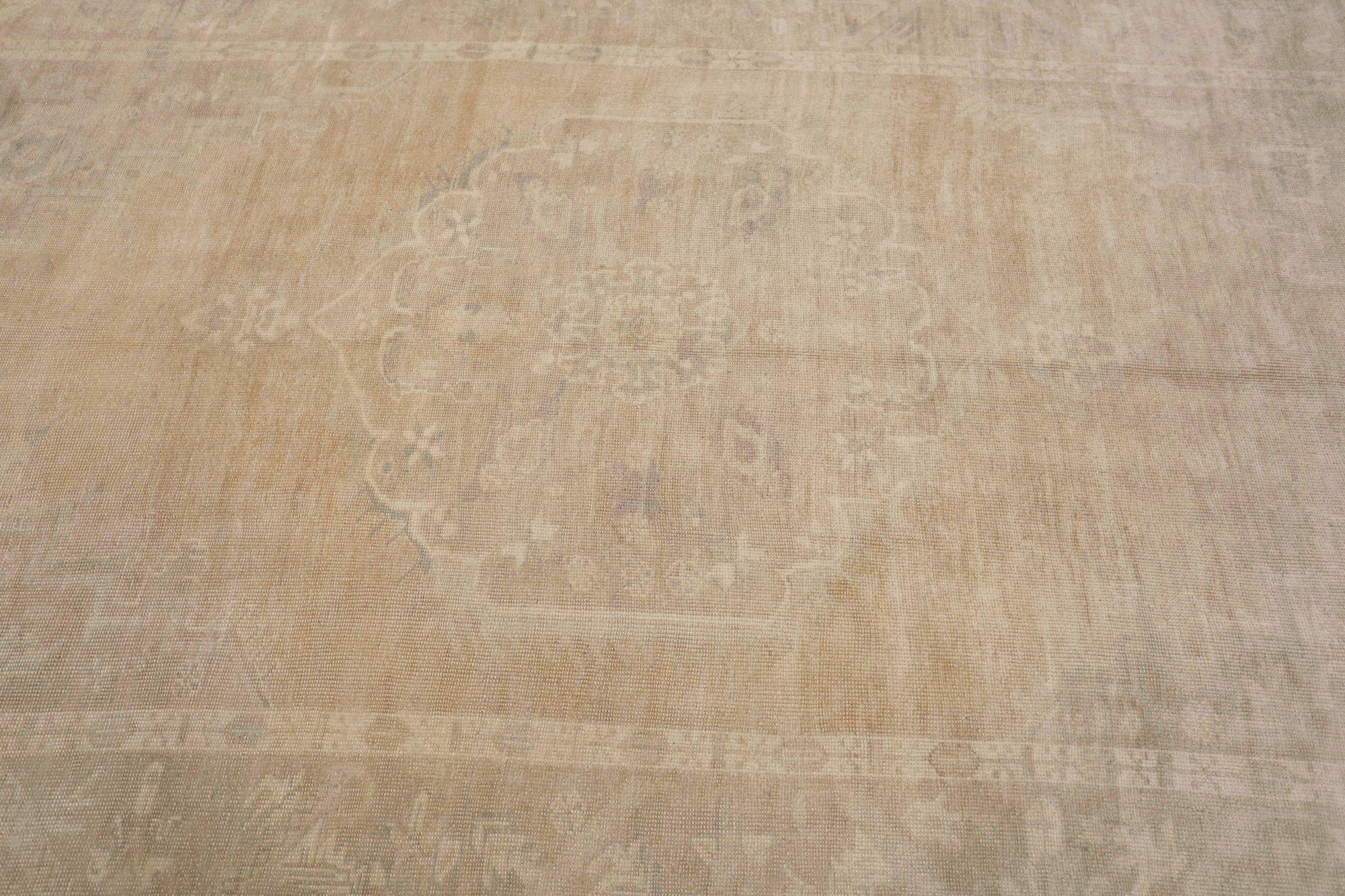 Entdecken Sie die Eleganz von Turkey Anatoly mit dem kleinen Teppich CIRCA 1940. Dieses exklusive Design aus Wolle und IvoryTaupe ist perfekt, um Ihren Raum zu verschönern.