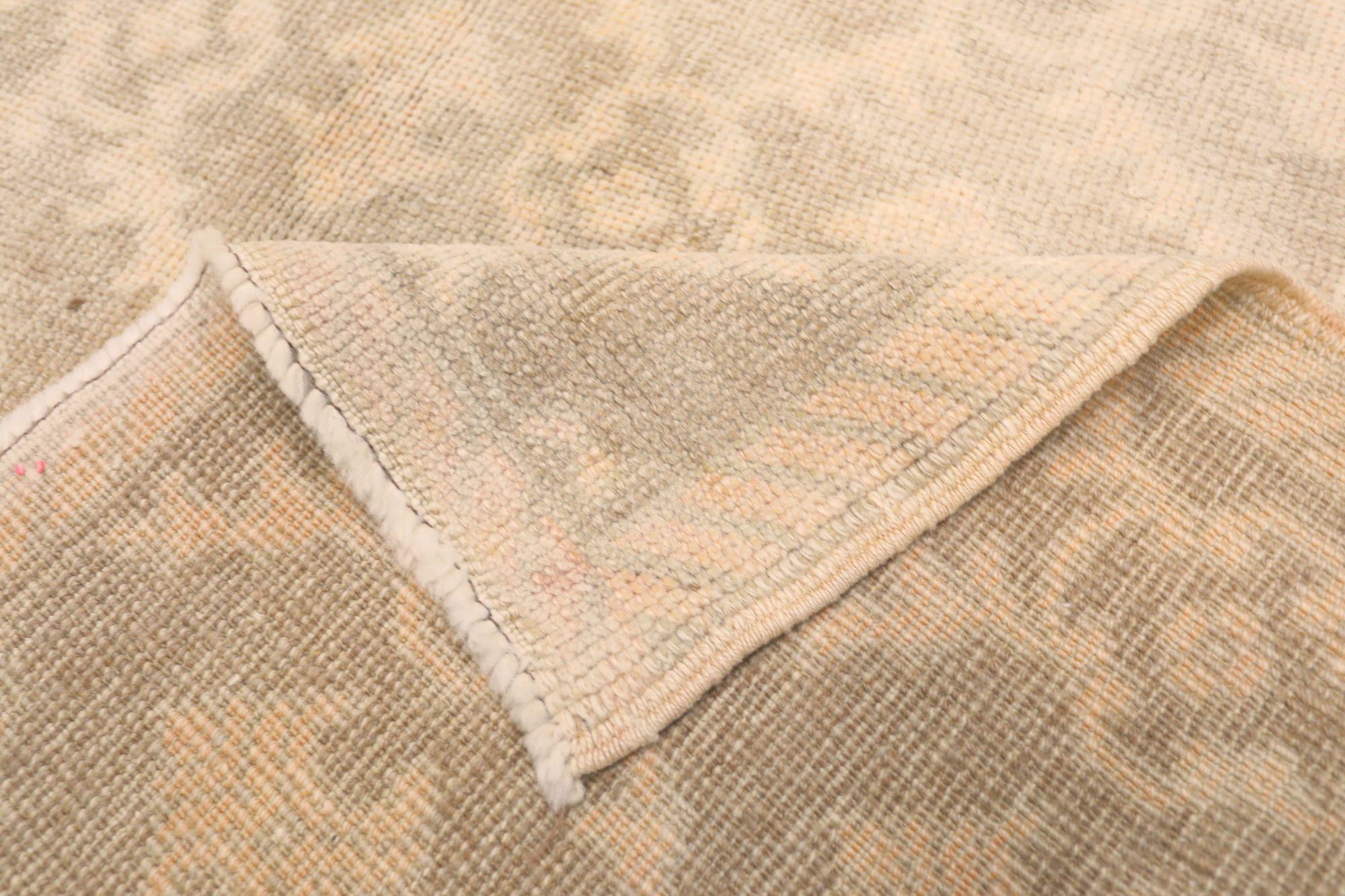 Entdecken Sie die Eleganz von Turkey Anatoly mit dem kleinen Teppich CIRCA 1940. Dieses exklusive Design aus Wolle und IvoryTaupe ist perfekt, um Ihren Raum zu verschönern.