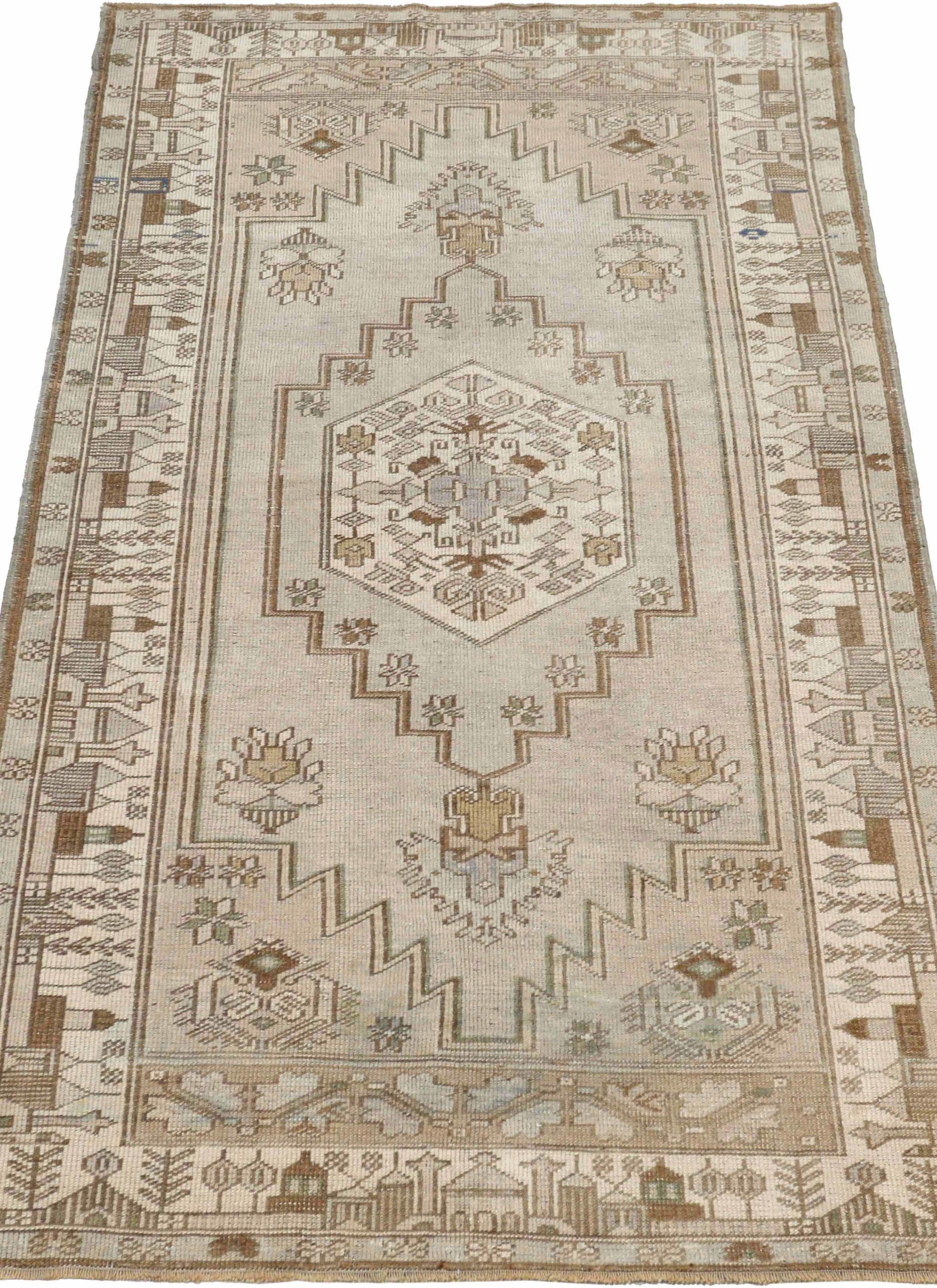Entdecken Sie die Eleganz von Turkey Anatoly mit dem kleinen Teppich CIRCA 1940. Dieses exklusive Design aus Wolle und IvoryTaupe ist perfekt, um Ihren Raum zu verschönern.