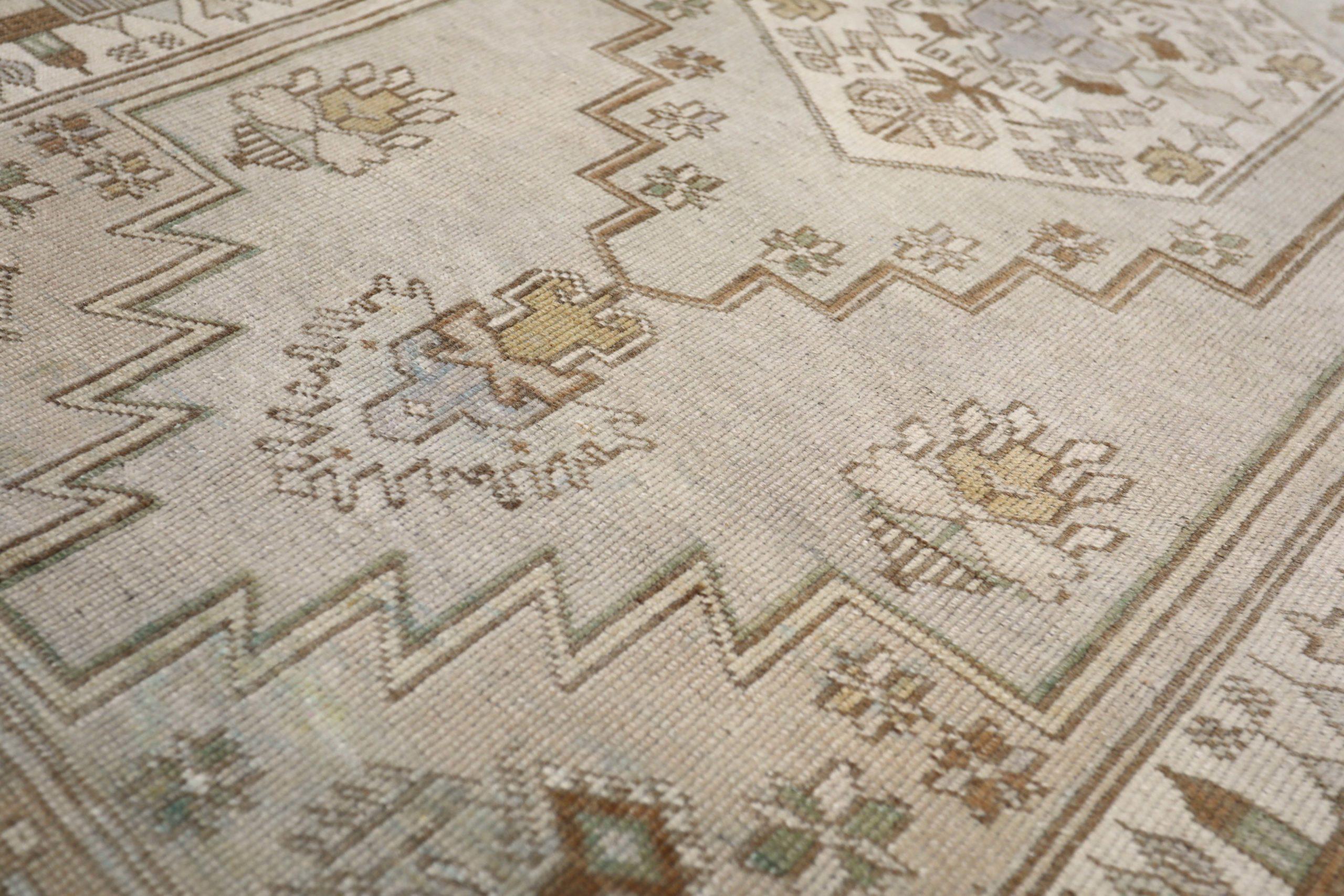 Türkischer Anatoly Kleiner Teppich - Wolle Elfenbein Taupe Design - 93098 im Zustand „Hervorragend“ im Angebot in Dallas, TX