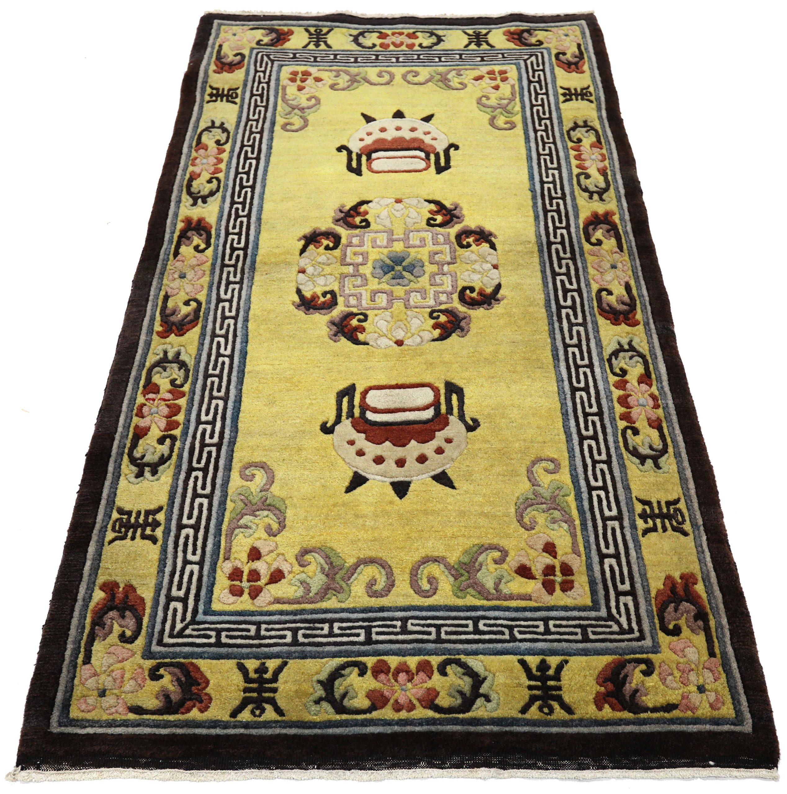 Entdecken Sie die Eleganz von Turkey Anatoly mit dem kleinen Teppich CIRCA 1940. Dieses exklusive Design aus Wolle und Elfenbeingelb ist perfekt, um Ihren Raum zu verschönern.
