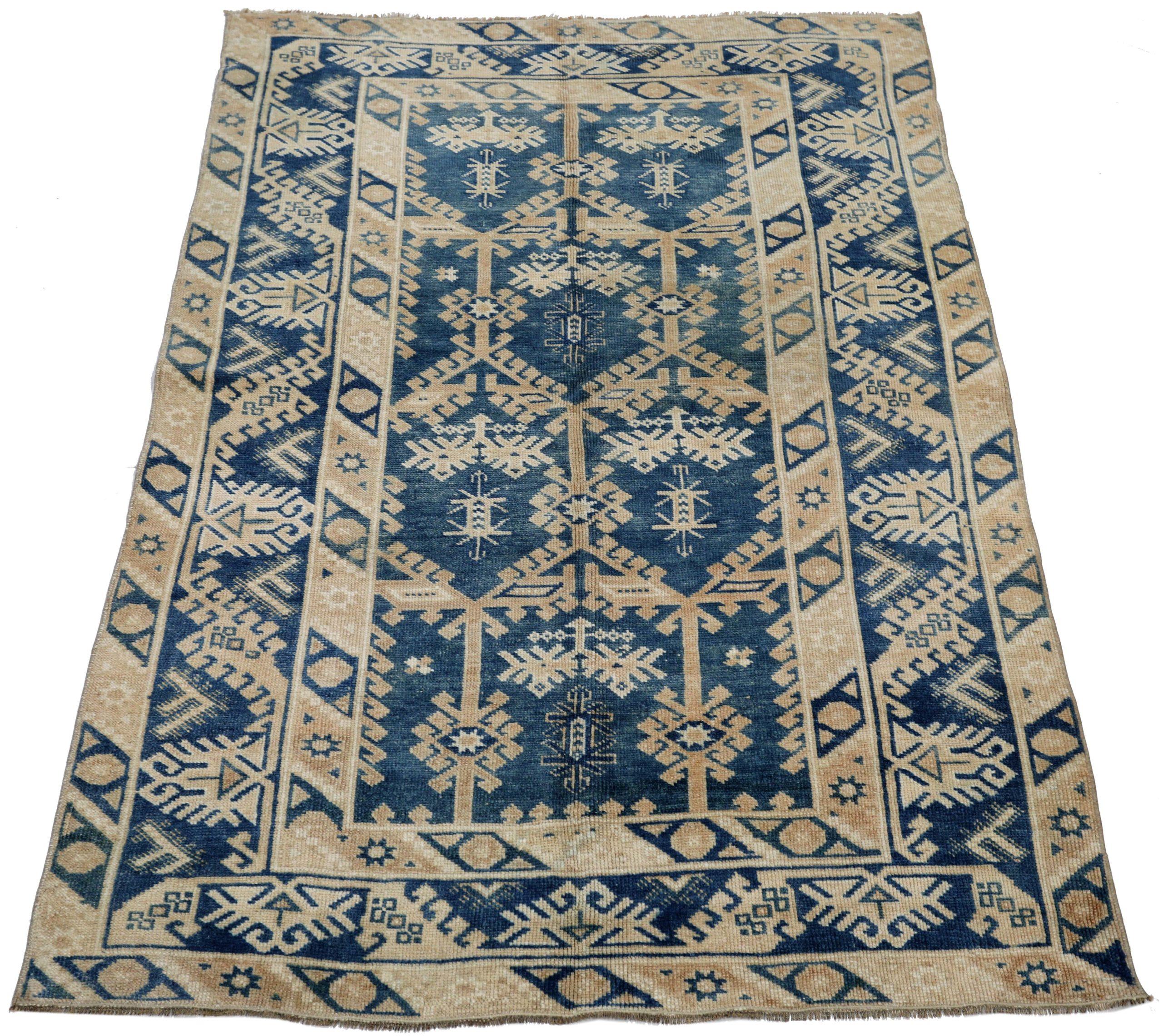 Scopri l'eleganza del tappeto Turkey Anatoly Small Rug di CIRCA 1940. Progettato con lana e blu marino, questo design esclusivo è perfetto per valorizzare il tuo spazio.