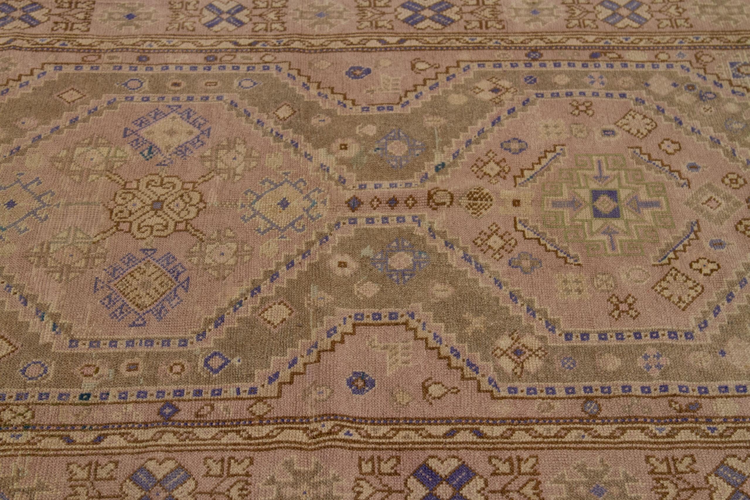 Entdecken Sie die Eleganz von Turkey Anatoly mit dem kleinen Teppich CIRCA 1940. Dieses exklusive Design aus Wolle und PinkPurpelTaupe ist perfekt, um Ihren Raum zu verschönern.