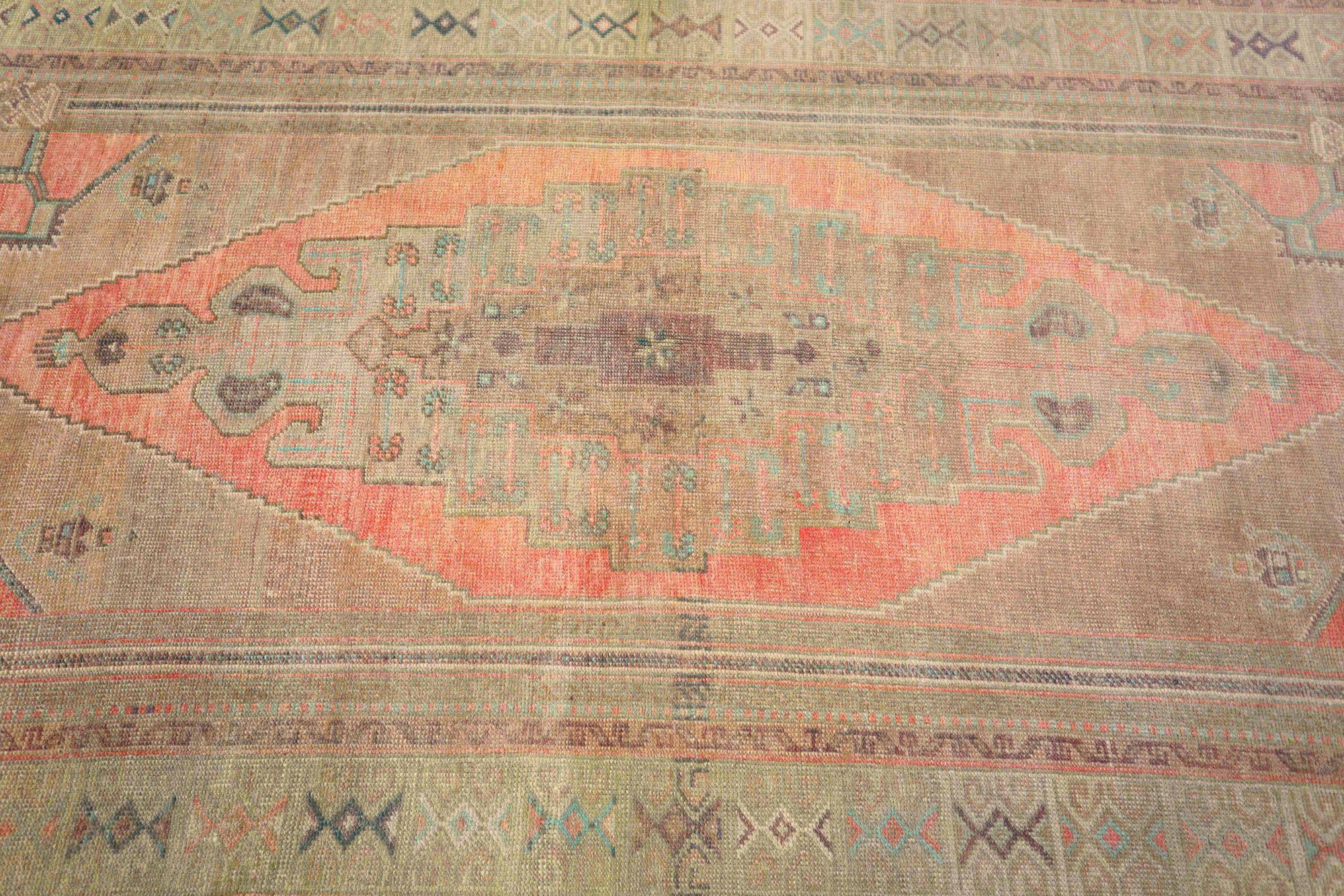 Entdecken Sie die Eleganz von Turkey Anatoly mit dem kleinen Teppich CIRCA 1940. Dieses exklusive Design aus Wolle und PinkTaupe ist perfekt, um Ihren Raum zu verschönern.