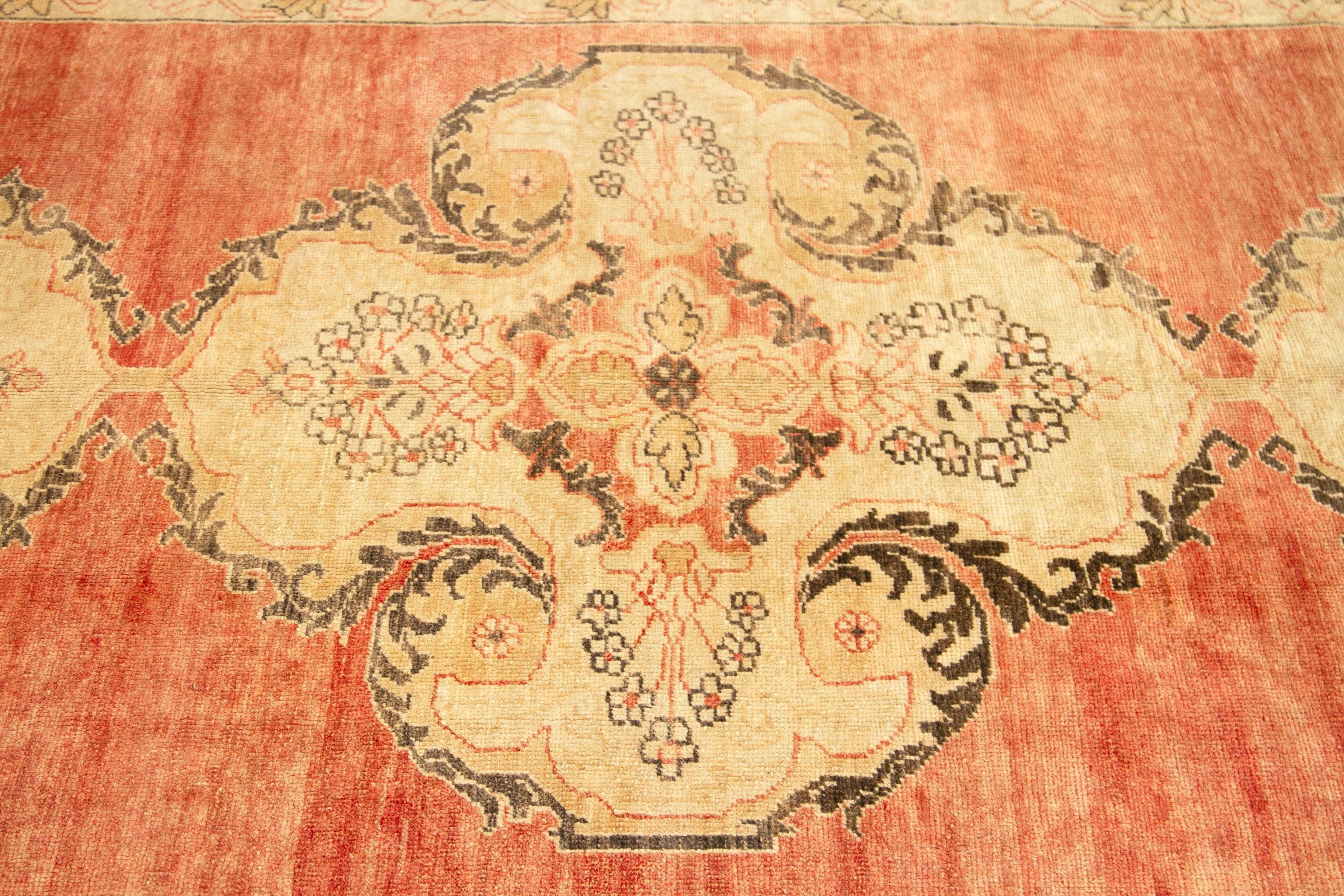 Turkey Burdur Area Rugs - Wool Ivory Red Design - 92774 In Excellent Condition For Sale In Dallas, TX