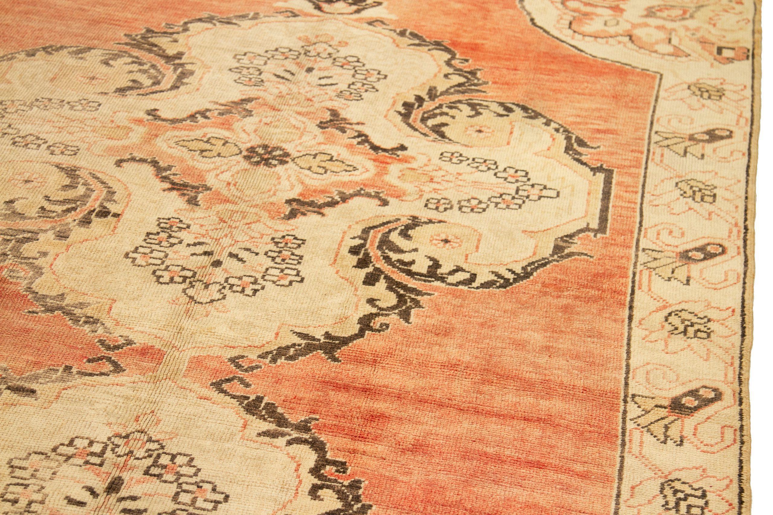 20th Century Turkey Burdur Area Rugs - Wool Ivory Red Design - 92774 For Sale