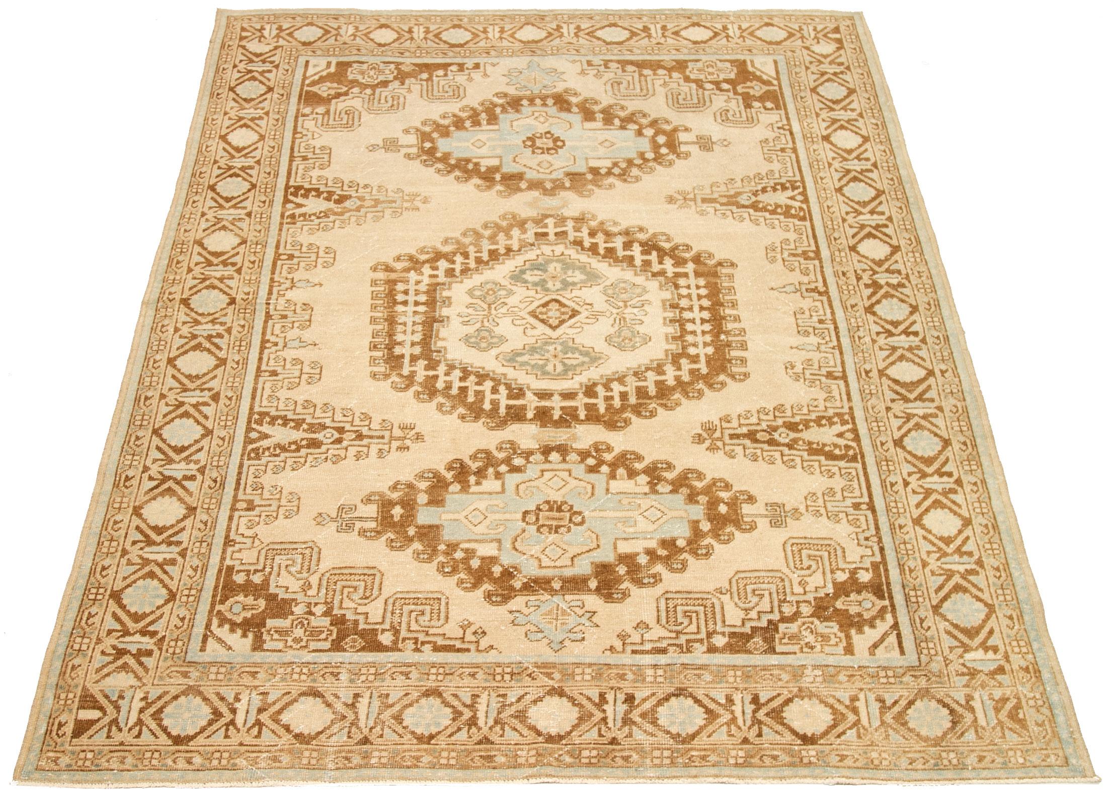 Entdecken Sie die Eleganz von Turkey Kars mit Teppichen aus der Zeit um 1940. Dieses exklusive Design aus Wolle und BlauBraunElfenbein ist perfekt, um Ihren Raum zu verschönern.