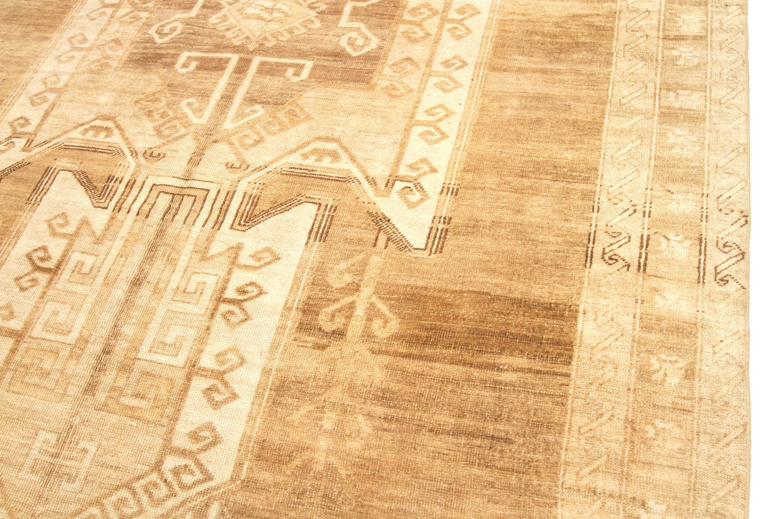Entdecken Sie die Eleganz von Turkey Kars mit Teppichen aus der Zeit um 1940. Dieses exklusive Design aus Wolle und Braun-Elfenbein ist perfekt, um Ihren Raum zu verschönern.