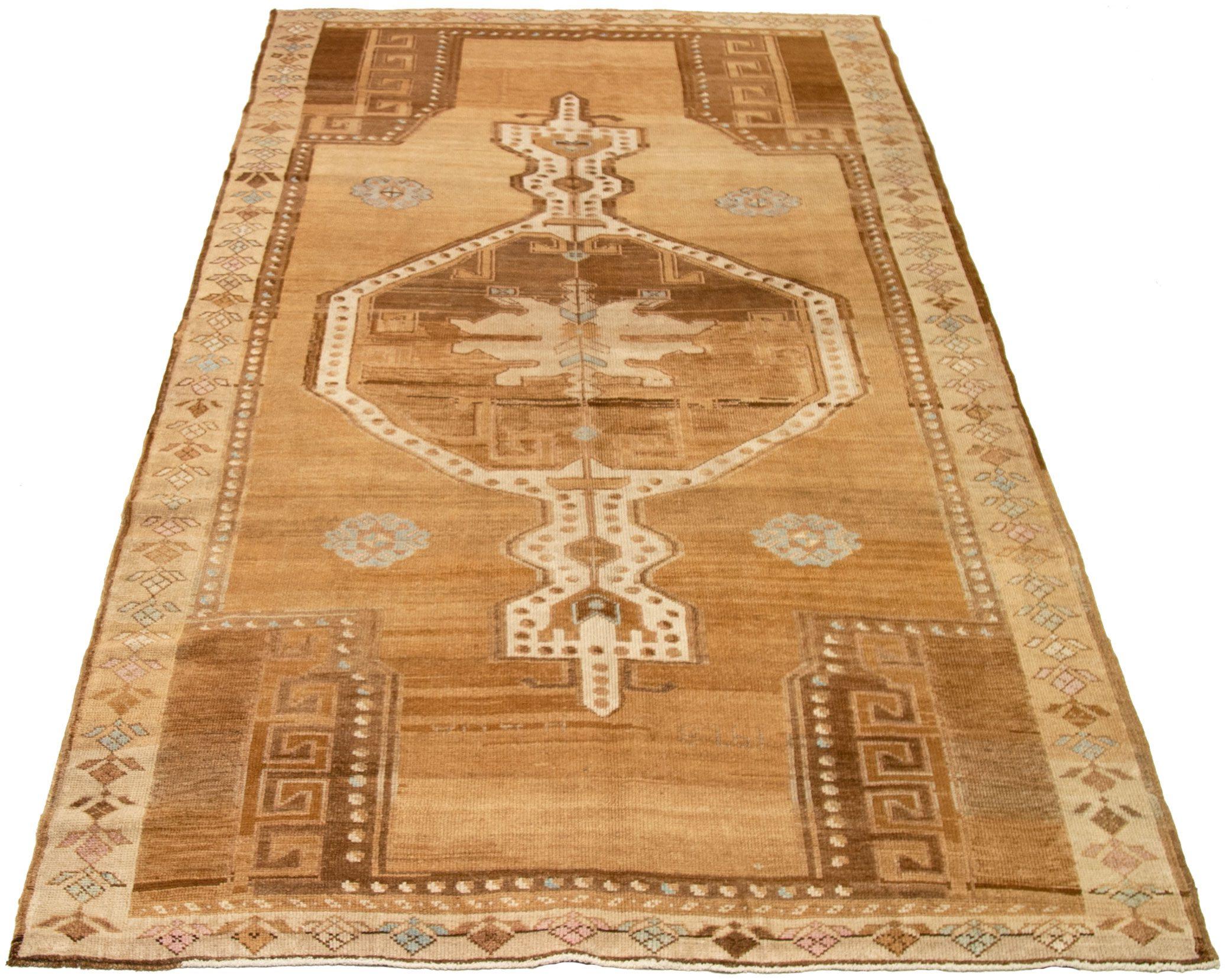 Entdecken Sie die Eleganz von Turkey Kars mit Teppichen aus der Zeit um 1940. Dieses exklusive Design aus Wolle und Braun-Elfenbein ist perfekt, um Ihren Raum zu verschönern.