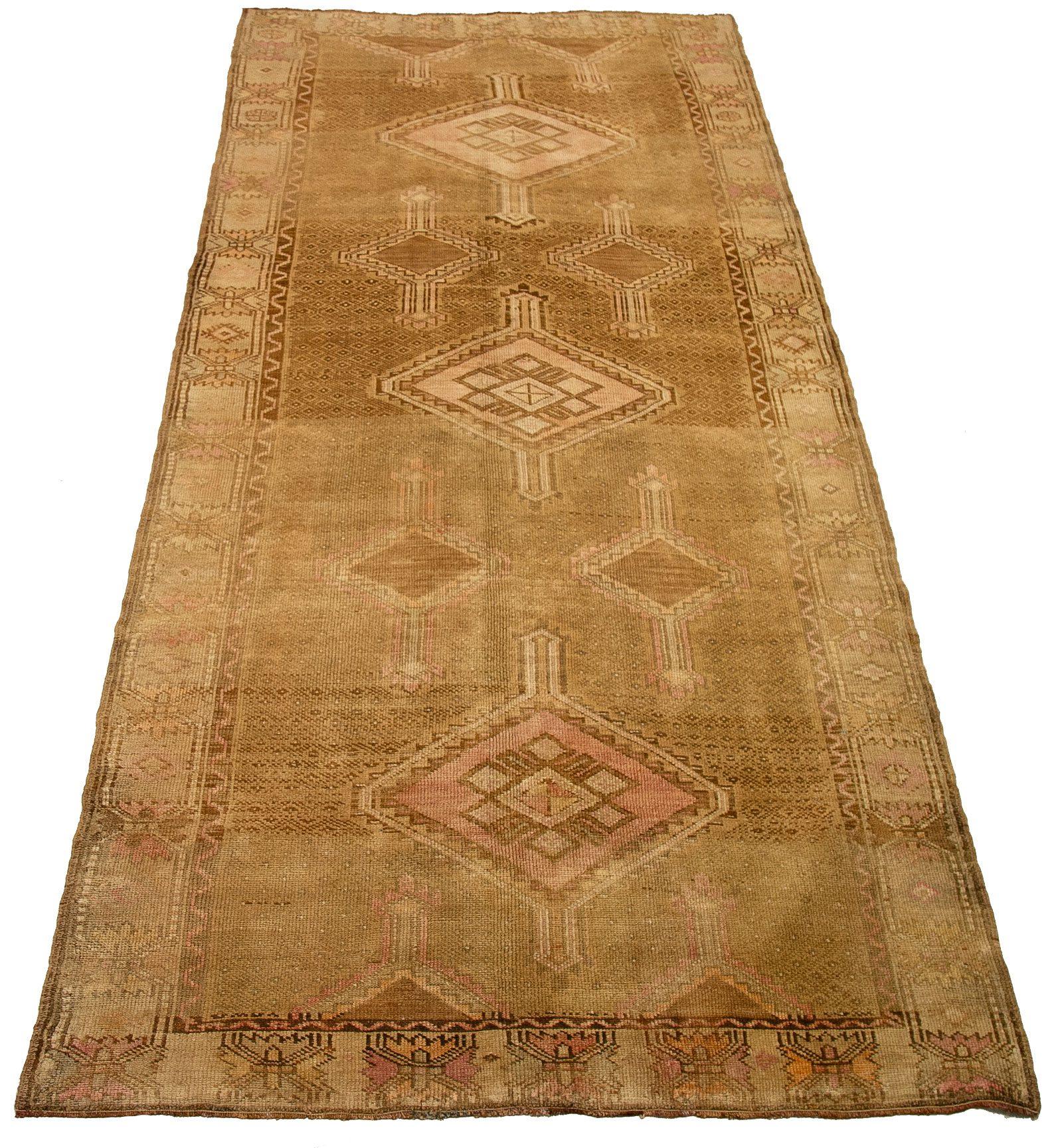 Scopri l'eleganza della Turchia Kars con i tappeti per l'area CIRCA del 1940. Progettato con lana e marrone-avorio-rosa, questo design esclusivo è perfetto per valorizzare il tuo spazio.