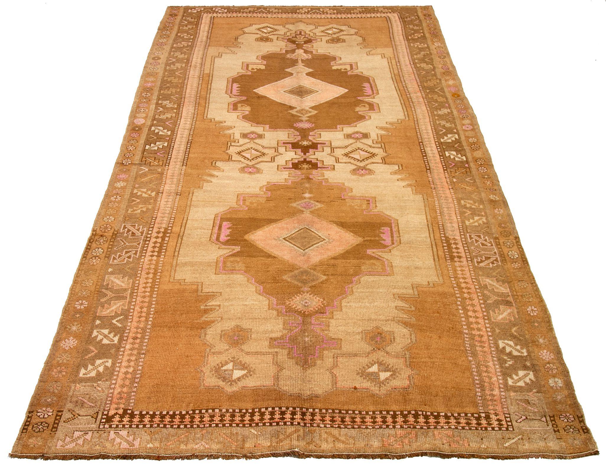 Entdecken Sie die Eleganz von Turkey Kars mit Teppichen aus der Zeit um 1940. Dieses exklusive Design aus Wolle und Braun-Elfenbein-Rosa ist perfekt, um Ihren Raum zu verschönern.