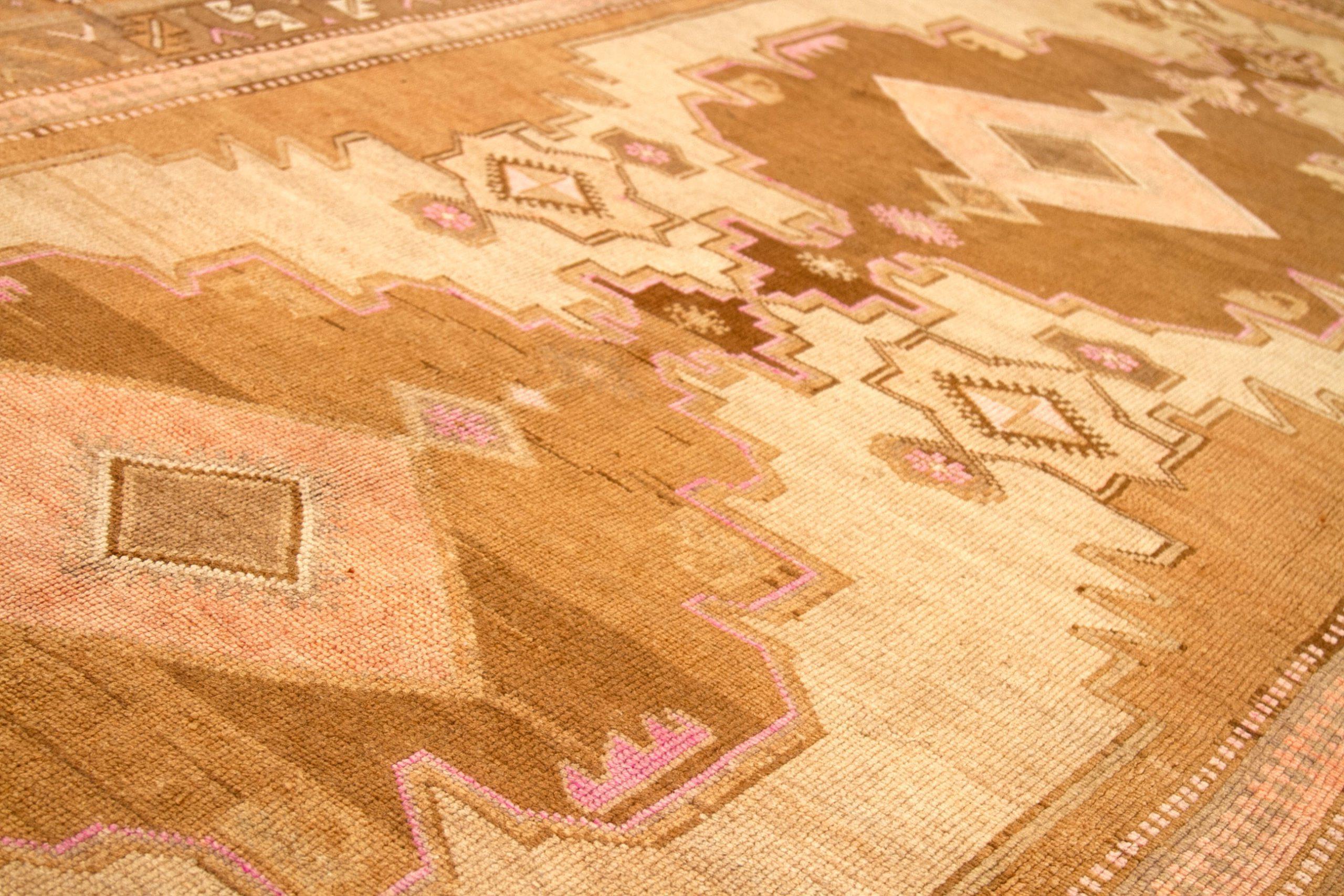 Türkei Kars Area Rugs - Wolle Braun Elfenbein Rosa Design - 92771 (Türkisch) im Angebot