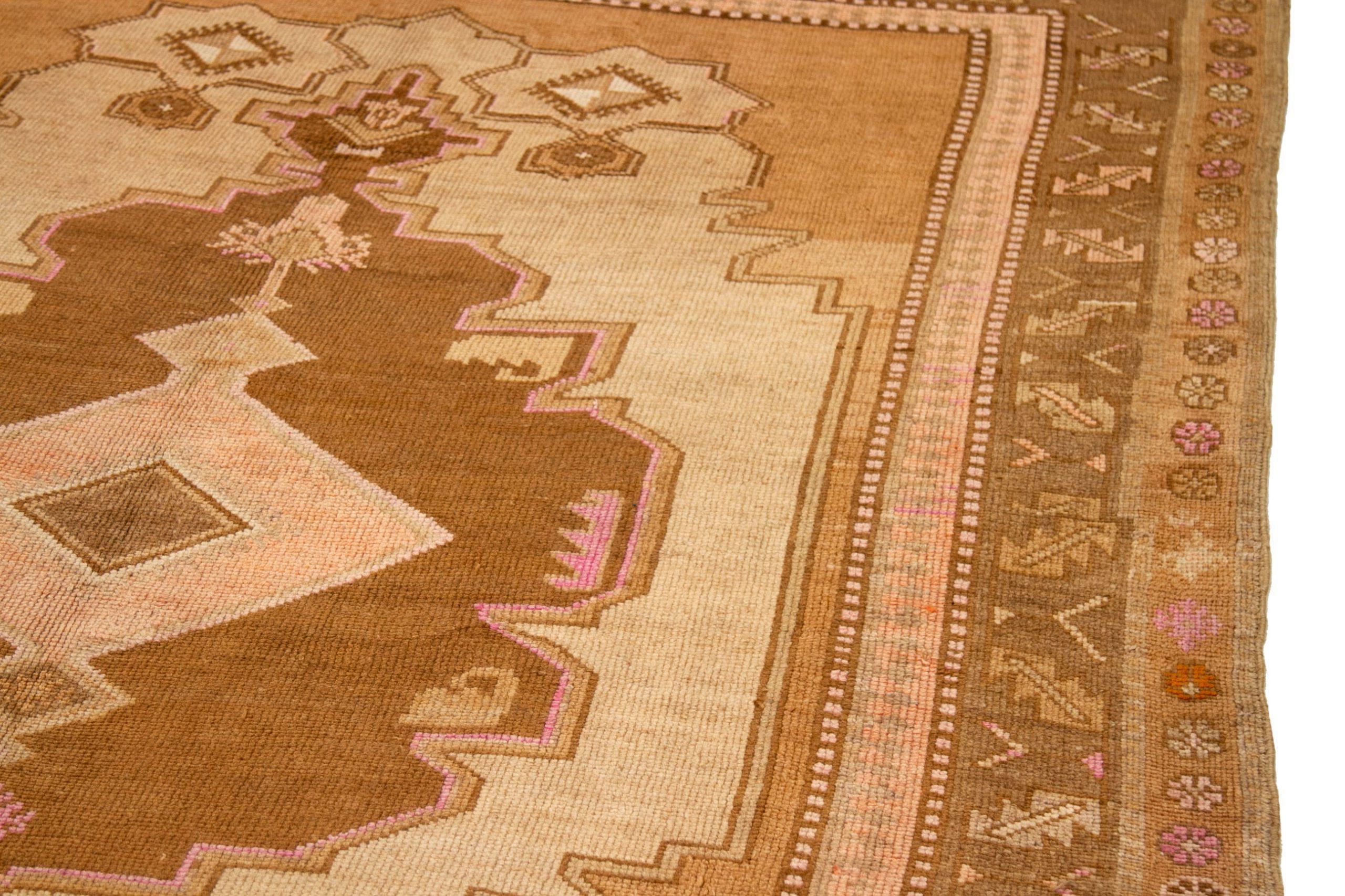 Türkei Kars Area Rugs - Wolle Braun Elfenbein Rosa Design - 92771 (20. Jahrhundert) im Angebot