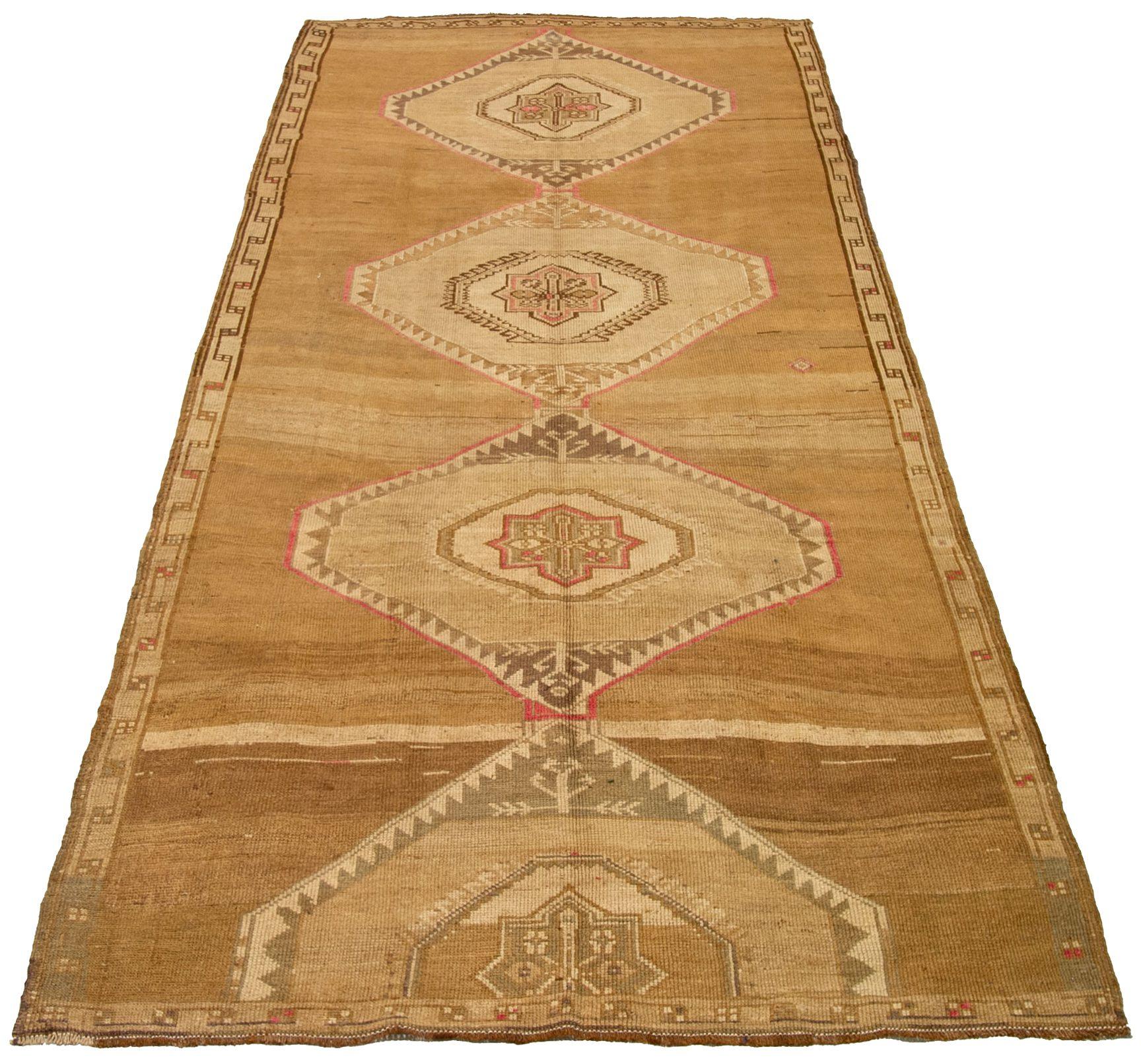 Scopri l'eleganza della Turchia Kars con i tappeti per l'area CIRCA del 1940. Progettato con lana e marrone-avorio-rosa, questo design esclusivo è perfetto per valorizzare il tuo spazio.