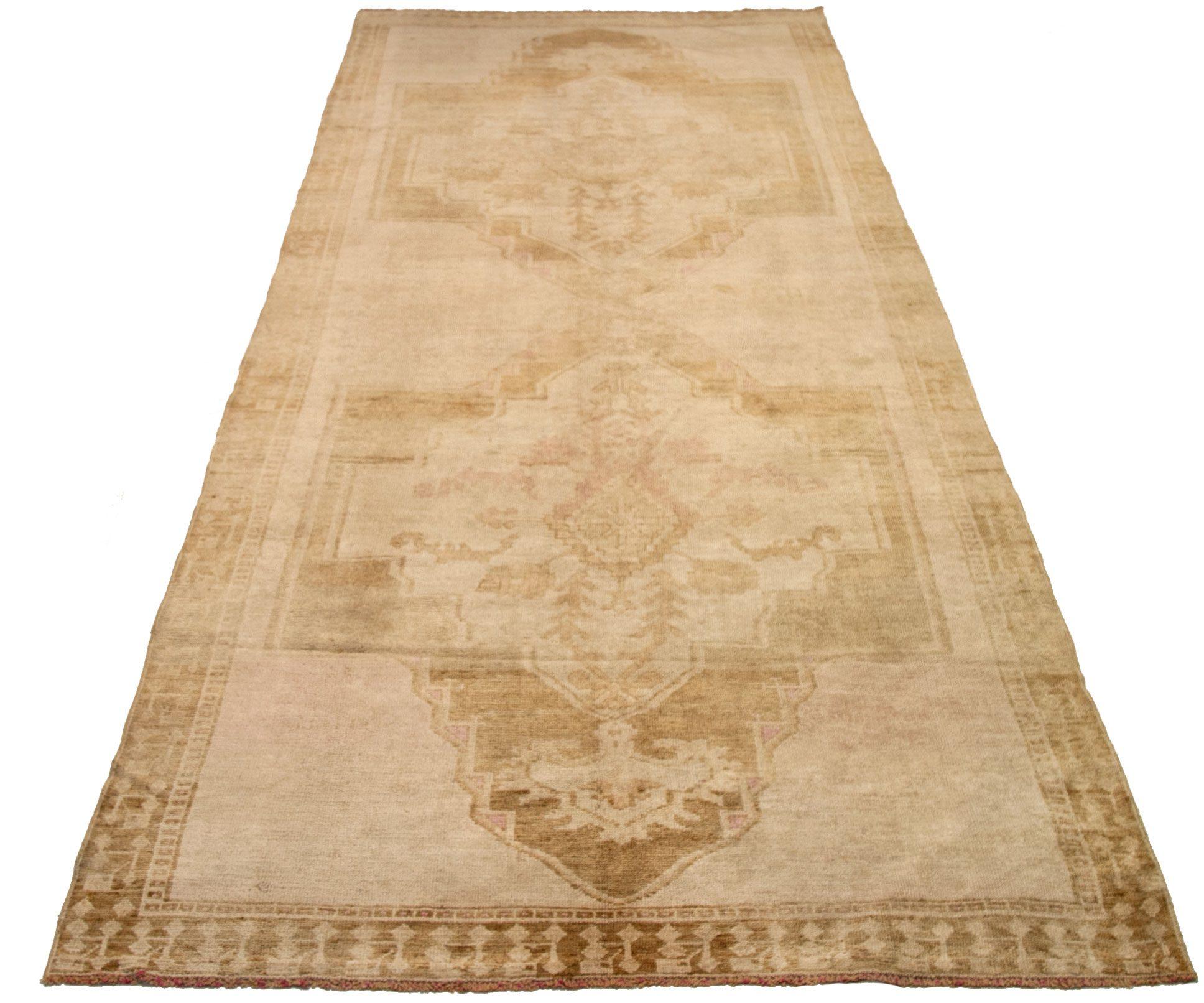 Entdecken Sie die Eleganz von Turkey Kars mit Teppichen aus der Zeit um 1940. Dieses exklusive Design aus Wolle und Braun-Elfenbein-Rosa ist perfekt, um Ihren Raum zu verschönern.