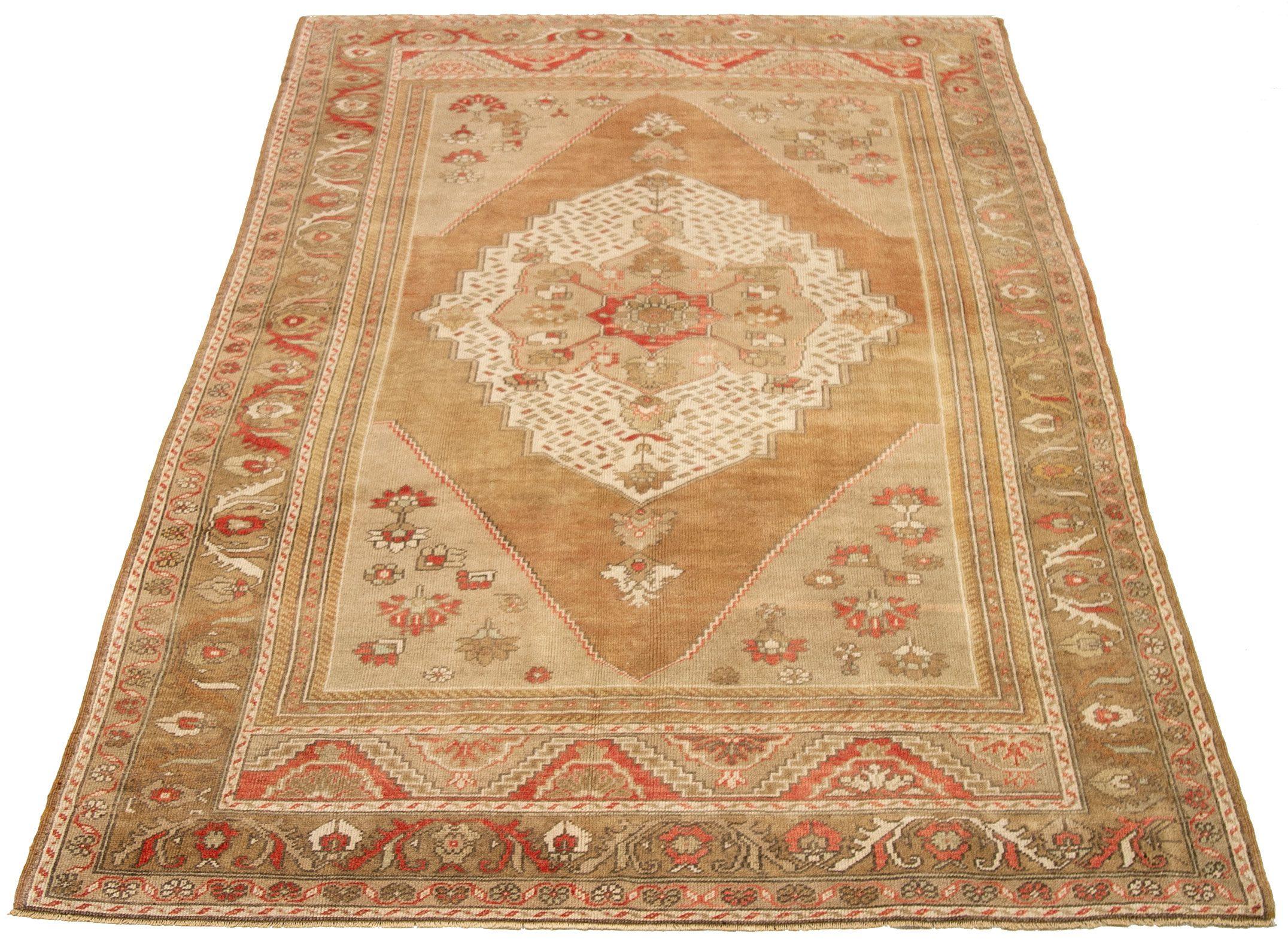 Entdecken Sie die Eleganz von Turkey Kars mit Teppichen aus der Zeit um 1940. Dieses exklusive Design aus Wolle und Braun-Elfenbein-Rot ist perfekt, um Ihren Raum zu verschönern.