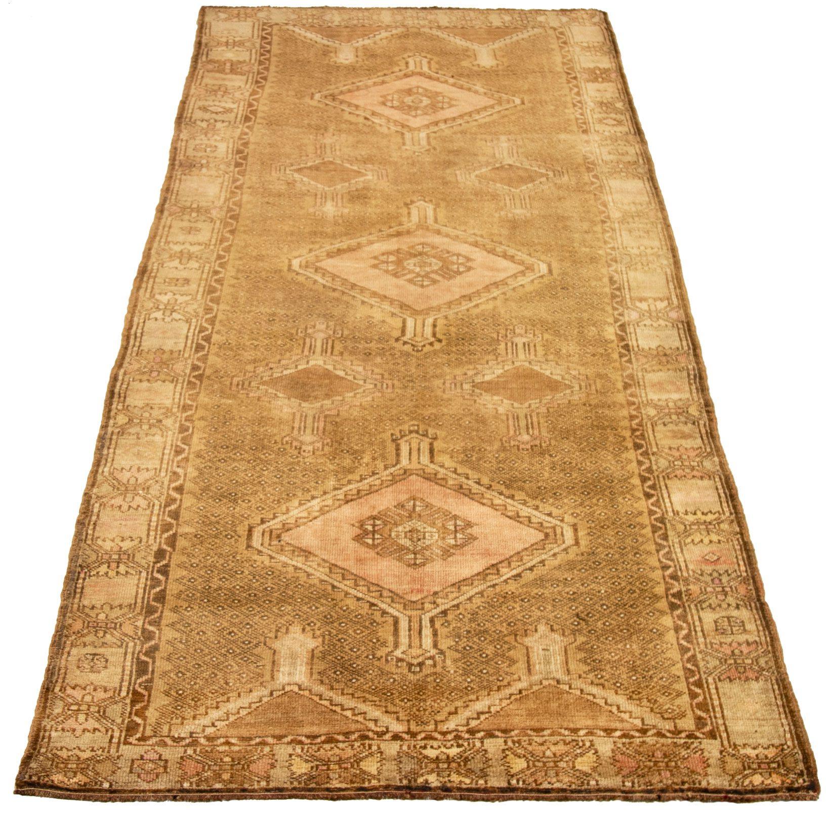 Entdecken Sie die Eleganz von Turkey Kars mit Teppichen aus der Zeit um 1940. Dieses exklusive Design aus Wolle und BrownPink ist perfekt, um Ihren Raum zu verschönern.