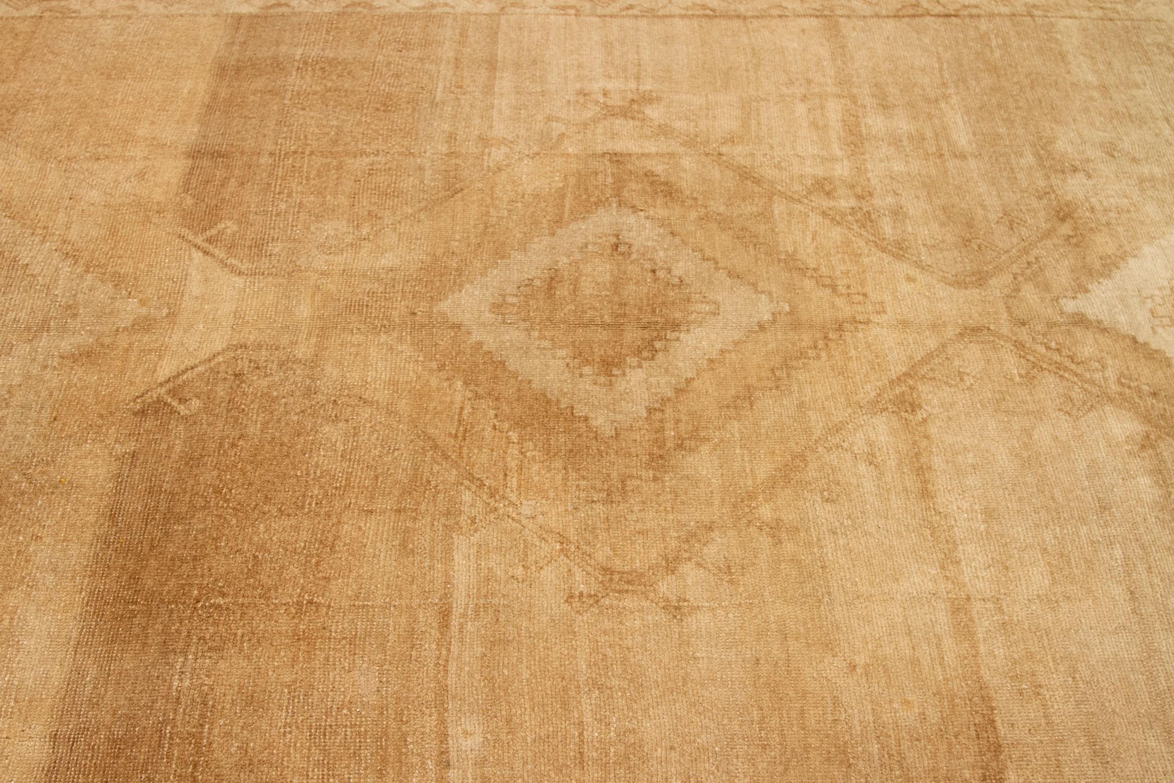 Entdecken Sie die Eleganz von Turkey Kars mit Teppichen aus der Zeit um 1940. Dieses exklusive Design aus Wolle und BrownTaupe ist perfekt, um Ihren Raum zu verschönern.