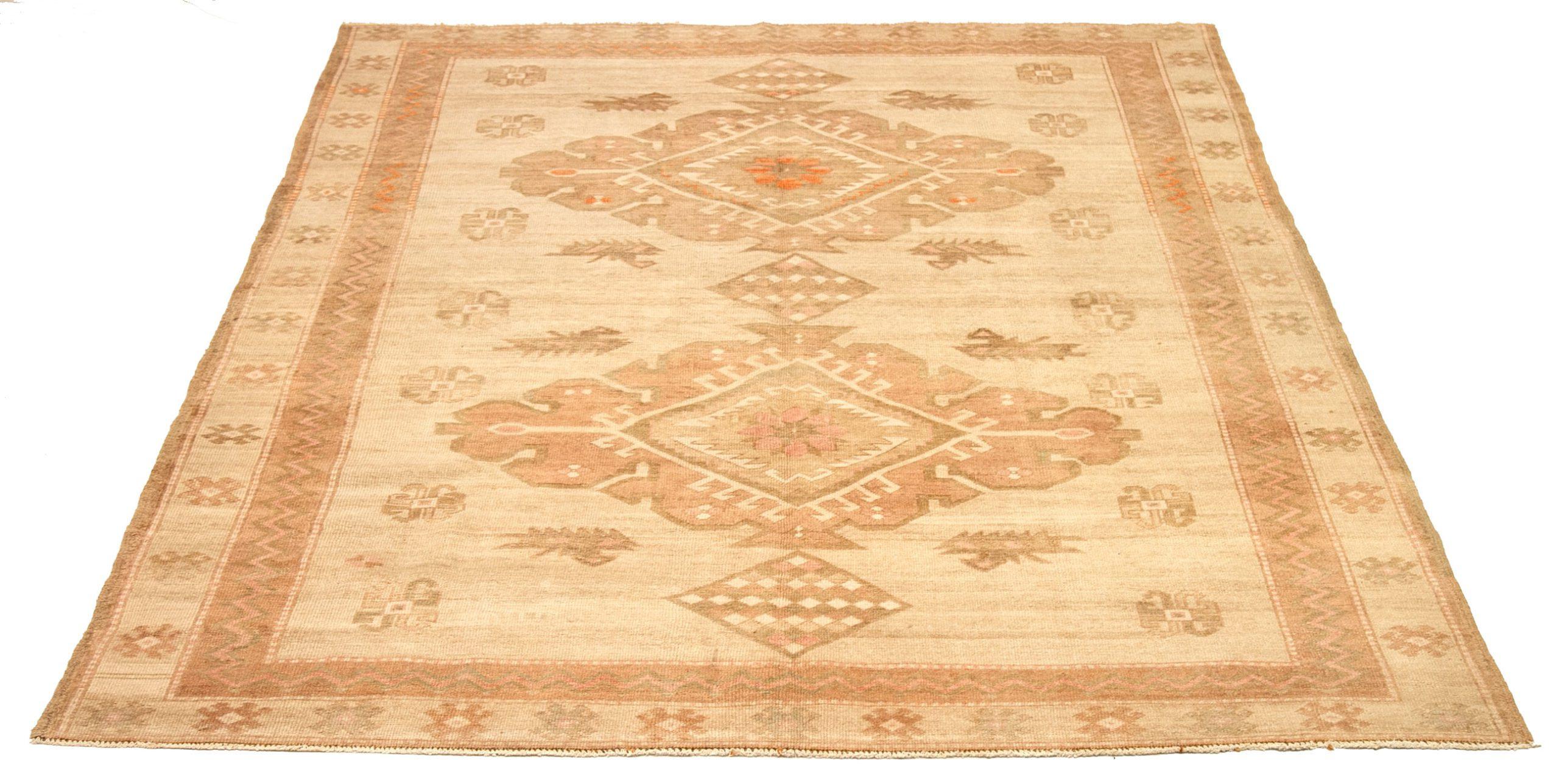 Entdecken Sie die Eleganz von Turkey Kars mit Teppichen aus der Zeit um 1940. Dieses exklusive Design aus Wolle und Elfenbeinrosa ist perfekt, um Ihren Raum zu verschönern.