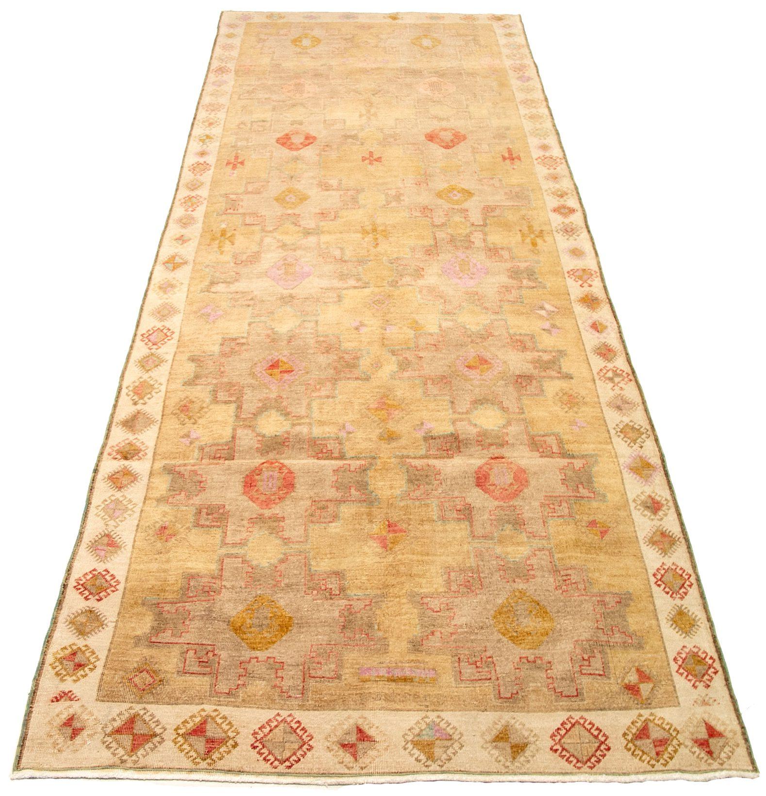 Entdecken Sie die Eleganz von Turkey Kars mit Teppichen aus der Zeit um 1940. Dieses exklusive Design aus Wolle und IvoryPinkPurpelYellow ist die perfekte Ergänzung für Ihren Raum.