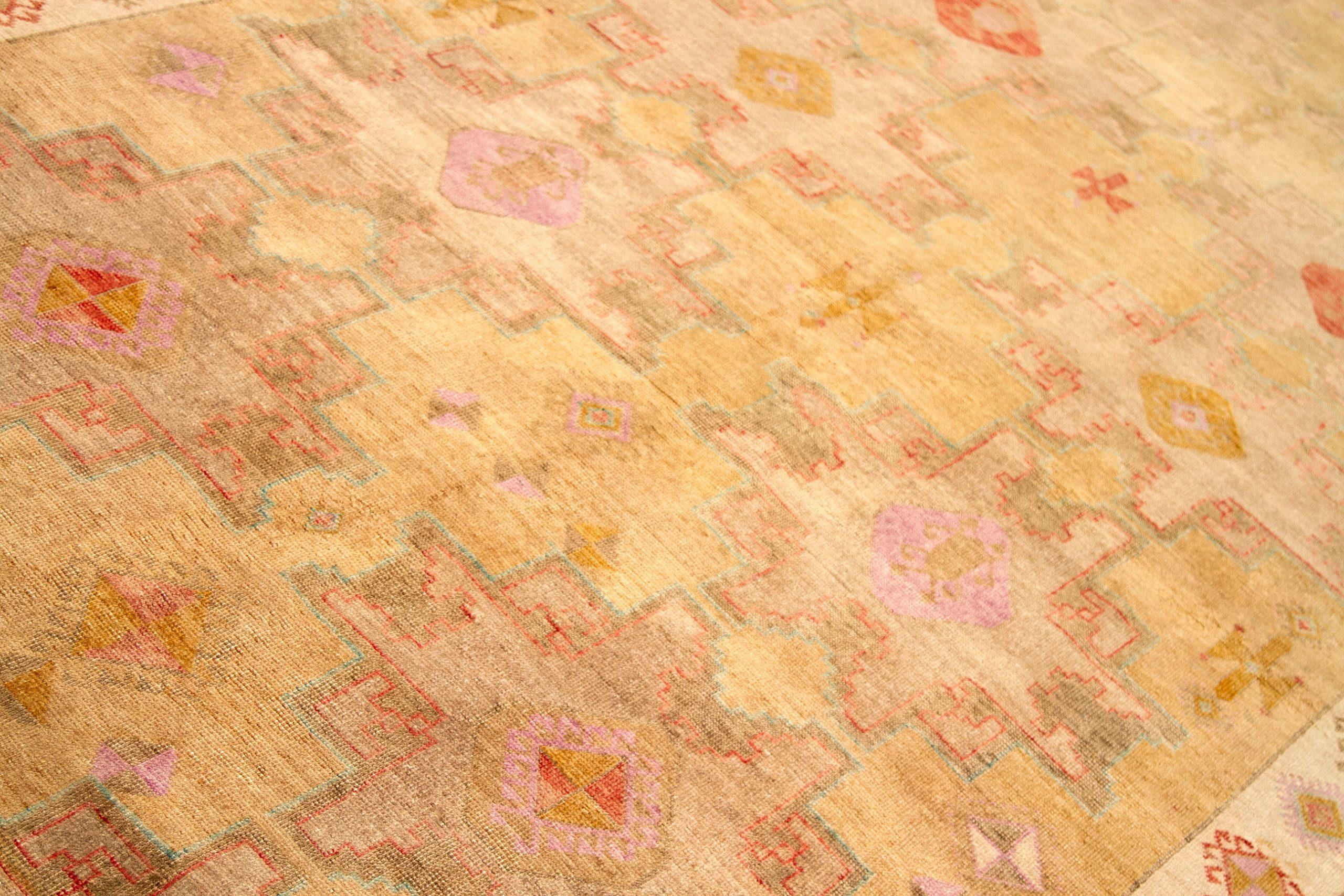 Türkei Kars Area Rugs - Wolle Elfenbein Rosa Purpel Gelb Design - 92748 (Türkisch) im Angebot