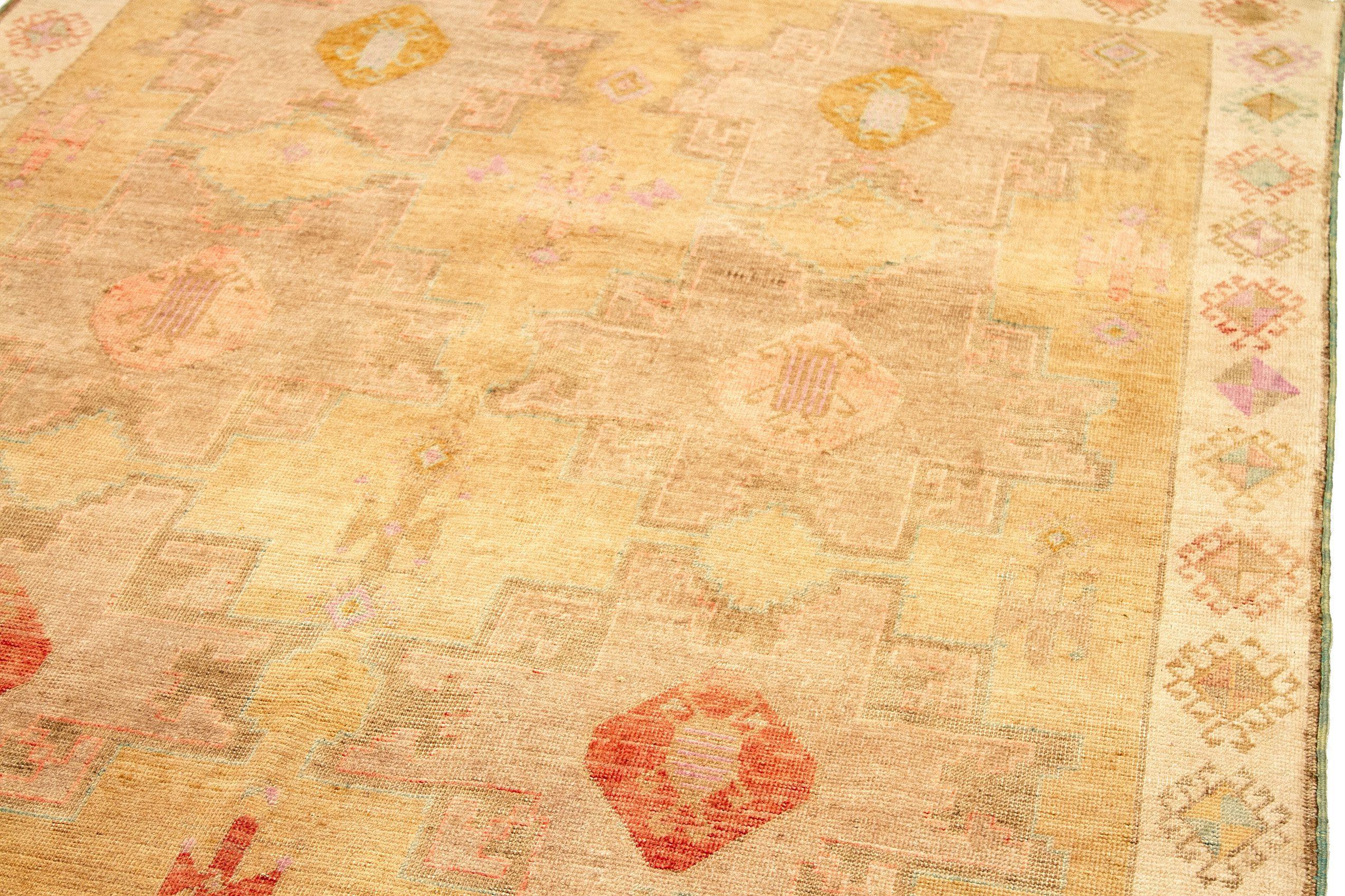 Türkei Kars Area Rugs - Wolle Elfenbein Rosa Purpel Gelb Design - 92748 (20. Jahrhundert) im Angebot