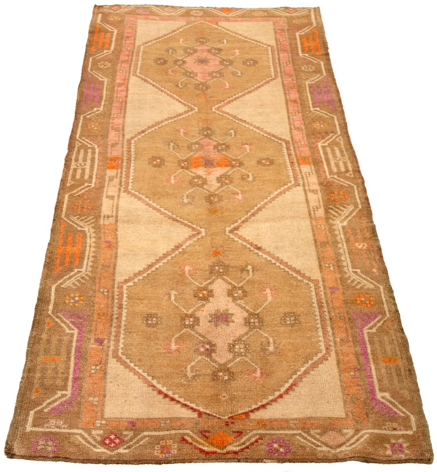 Entdecken Sie die Eleganz des türkischen Kars mit dem kleinen Teppich von CIRCA 1940. Dieses exklusive Design aus Wolle und IvoryOrangePinkTaupe ist perfekt, um Ihren Raum zu verschönern.