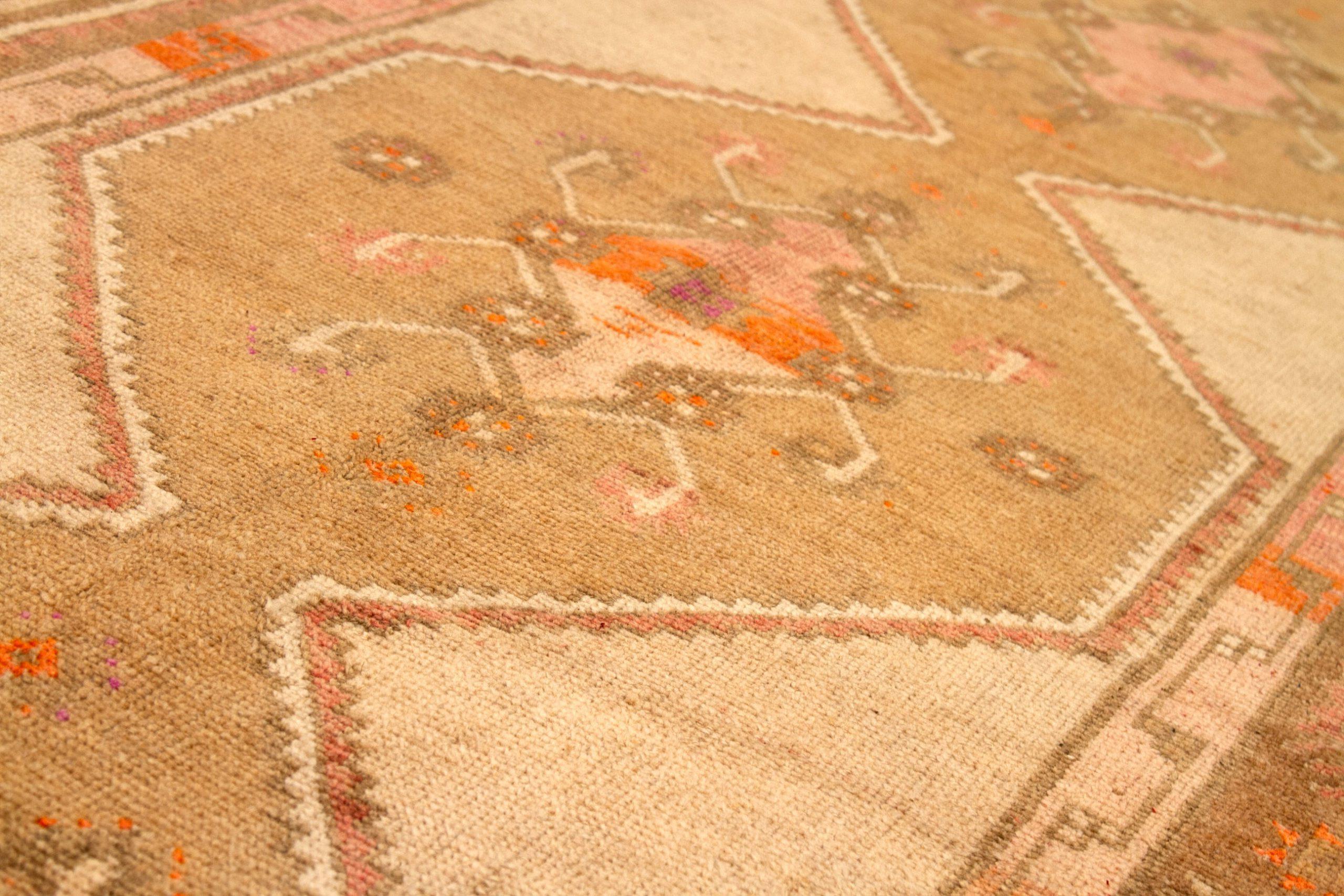 Turkey Kars Kleiner Teppich - Wolle Elfenbein Orange Rosa Taupe Design - 92723 (Türkisch) im Angebot