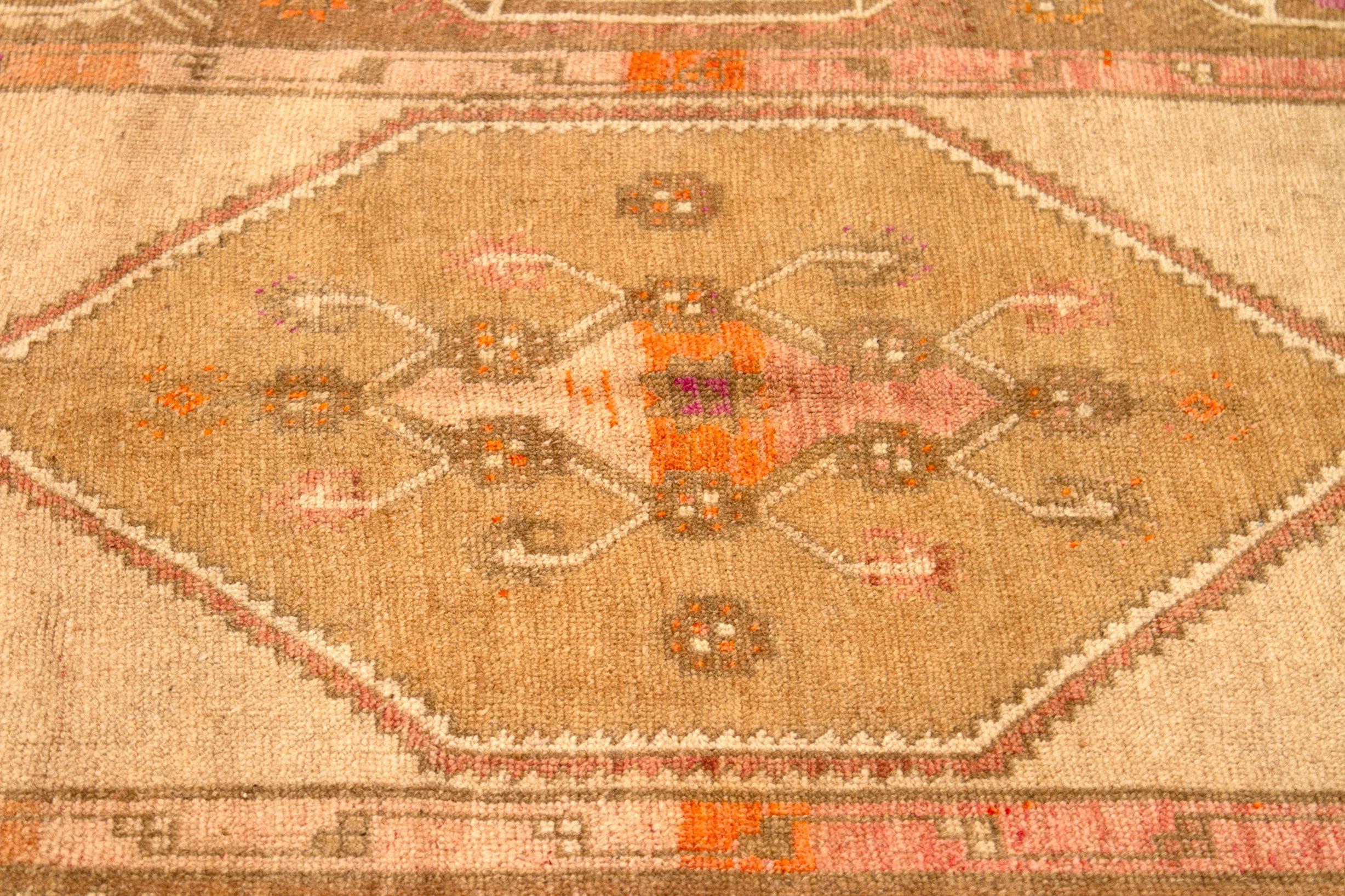 Turkey Kars Kleiner Teppich - Wolle Elfenbein Orange Rosa Taupe Design - 92723 im Zustand „Hervorragend“ im Angebot in Dallas, TX