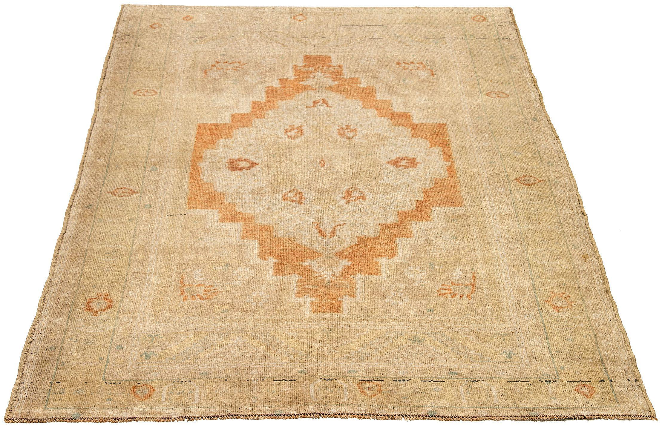Découvrez l'élégance du petit tapis Kars de Turquie, datant de 1940. Conçu avec de la laine et du Design/One, ce design exclusif est parfait pour mettre en valeur votre espace.