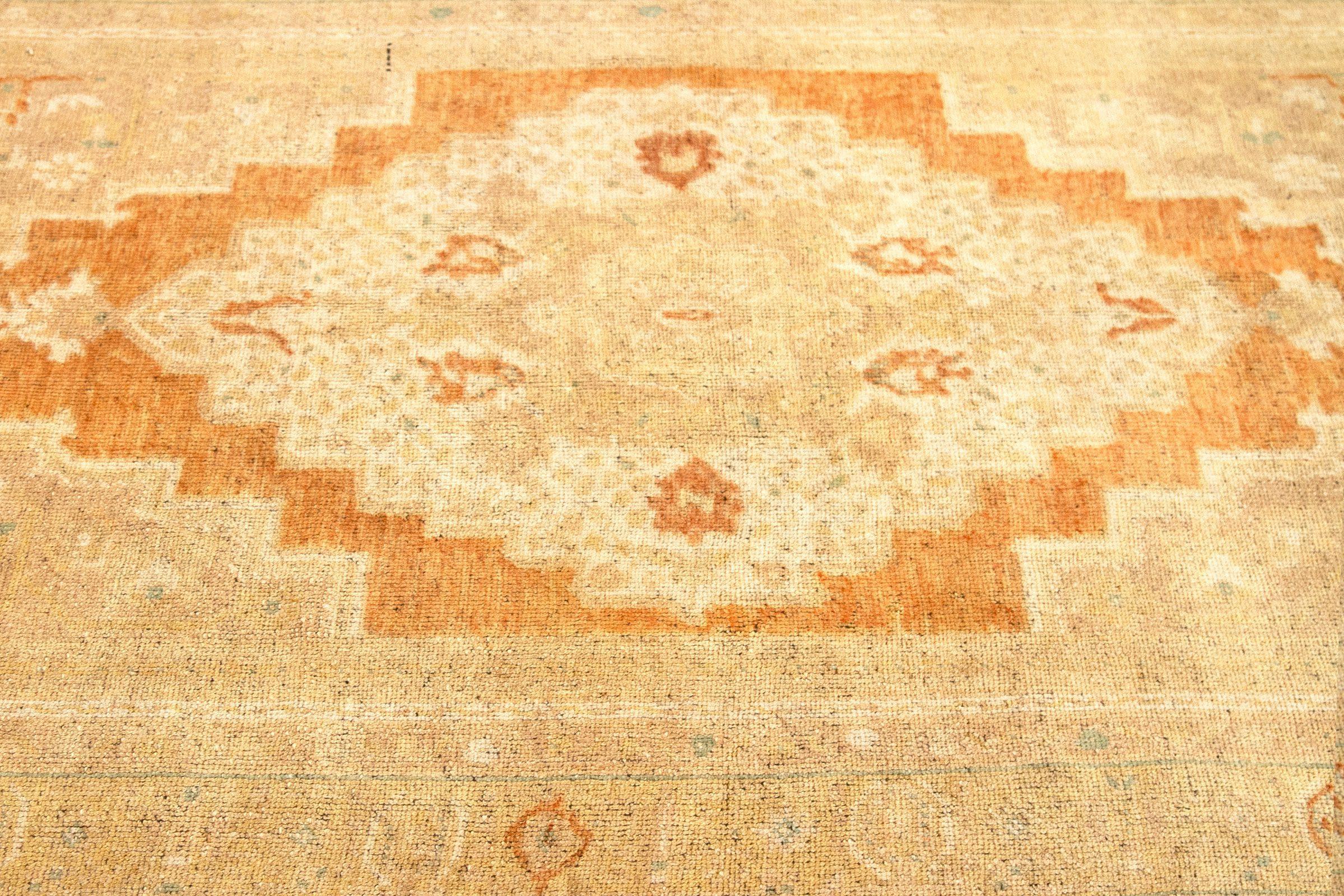 Petit tapis Turquie Kars - Design en laine ivoire orange taupe - 92719 Excellent état - En vente à Dallas, TX