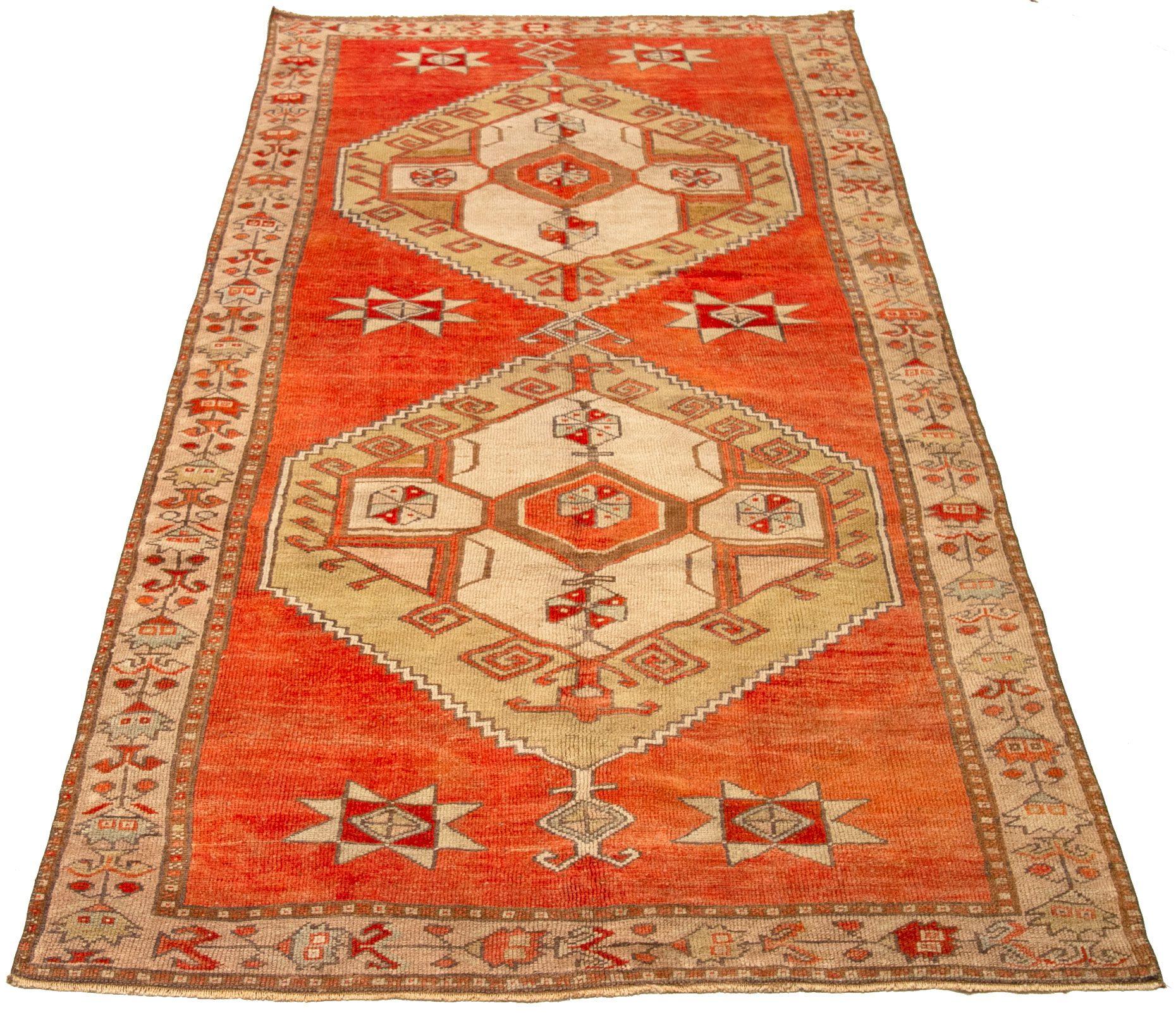 Découvrez l'élégance du petit tapis Kars de Turquie, datant de 1940. Conçu avec de la laine et de l'IvoryRedTaupe, ce design exclusif est parfait pour mettre en valeur votre espace.