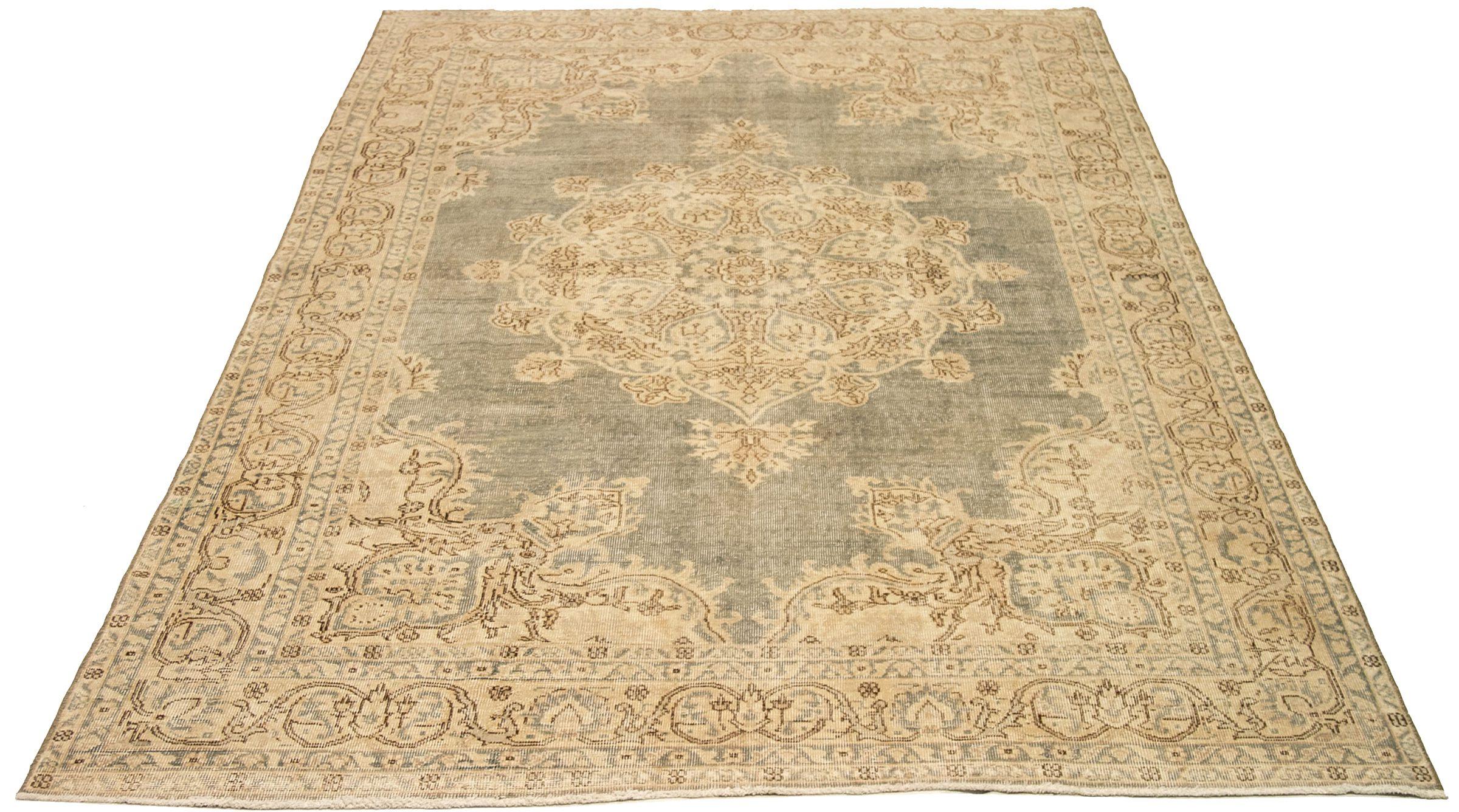 Entdecken Sie die Eleganz des türkischen Kayseri mit Teppichen von CIRCA 1940. Dieses exklusive Design aus Wolle und GreenIvory ist perfekt, um Ihren Raum zu verschönern.