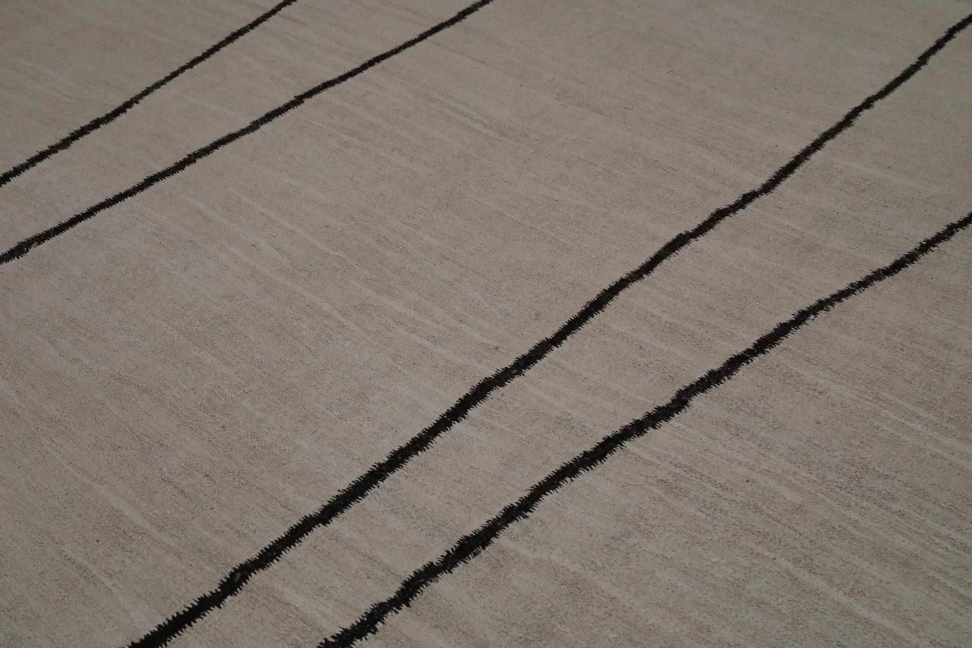 Minimalismo Rug & Kilim Turchia Circa 1990 - Lana Nero Avorio Design - 99563 in vendita