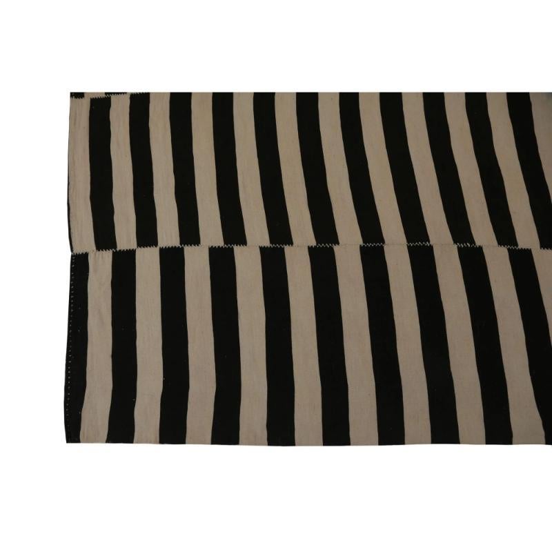 Entdecken Sie die Eleganz der türkischen Kilims mit Teppichen. Dieses exklusive Design, das mit viel Liebe zum Detail entworfen wurde, ist perfekt, um Ihren Raum zu verschönern.
