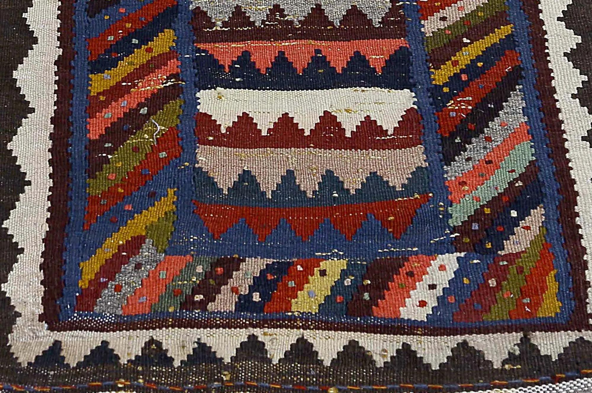 Découvrez l'élégance des tapis Rug & Kilim de Turquie. Conçu avec une attention méticuleuse aux détails, ce design exclusif est parfait pour mettre en valeur votre espace.