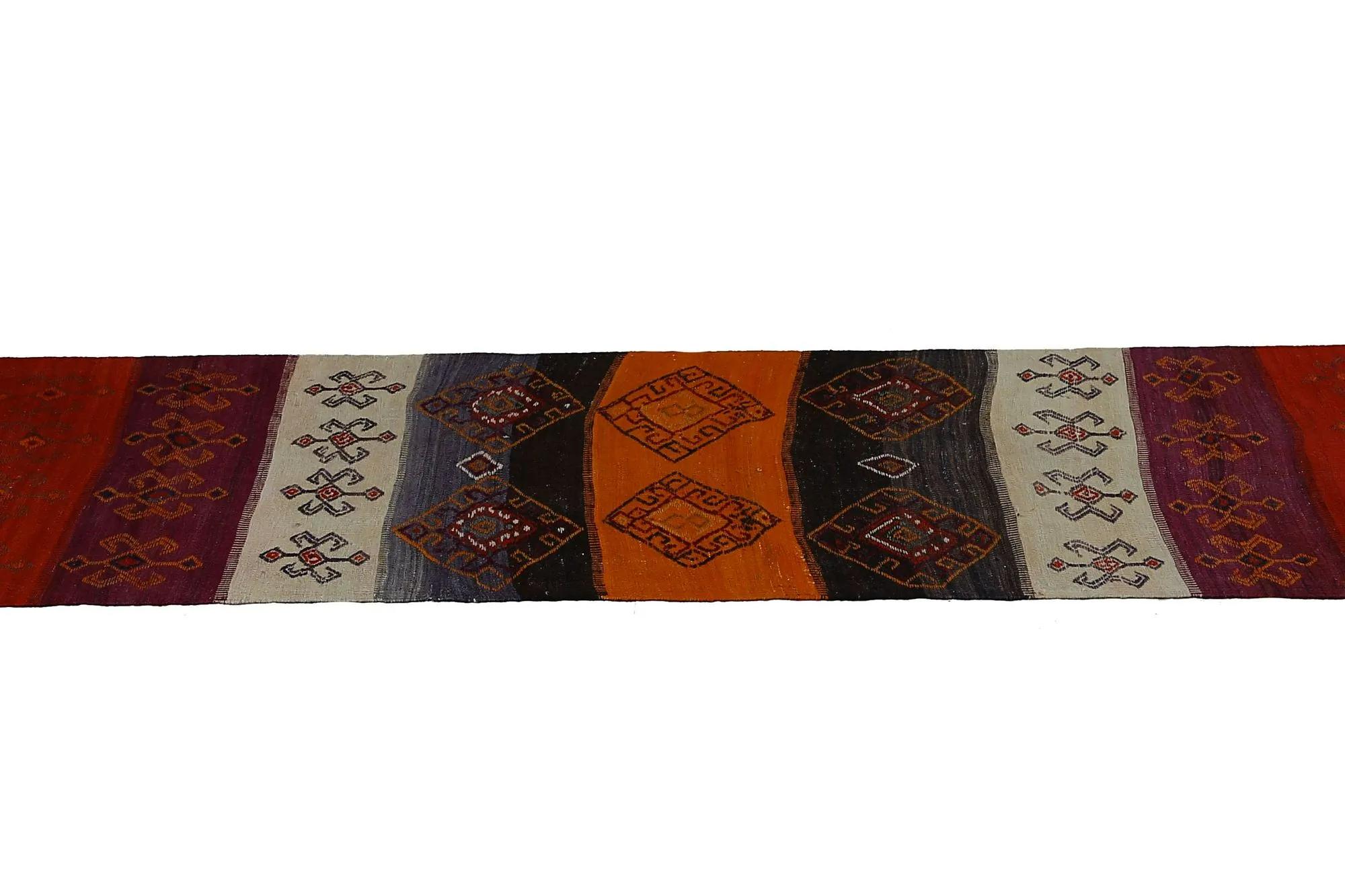 Entdecken Sie die Eleganz der türkischen Kilims mit Teppichen. Dieses exklusive Design, das mit viel Liebe zum Detail entworfen wurde, ist perfekt, um Ihren Raum zu verschönern.