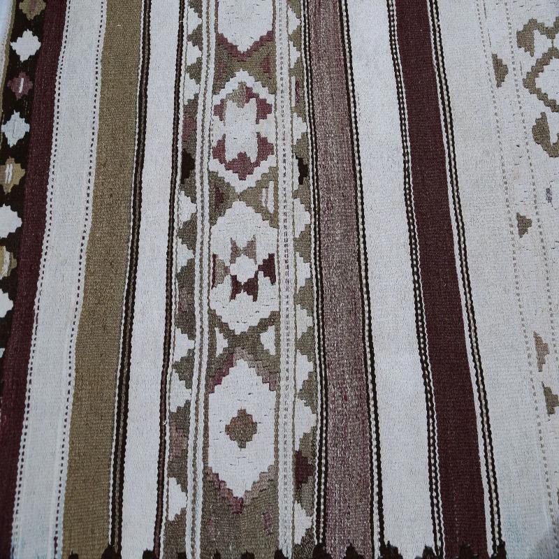 Découvrez l'élégance des tapis Rug & Kilim de Turquie. Conçu avec une attention méticuleuse aux détails, ce design exclusif est parfait pour mettre en valeur votre espace.