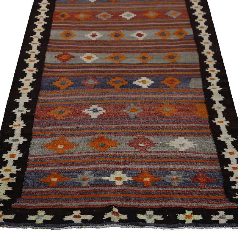 Découvrez l'élégance des tapis Rug & Kilim de Turquie. Conçu avec une attention méticuleuse aux détails, ce design exclusif est parfait pour mettre en valeur votre espace.